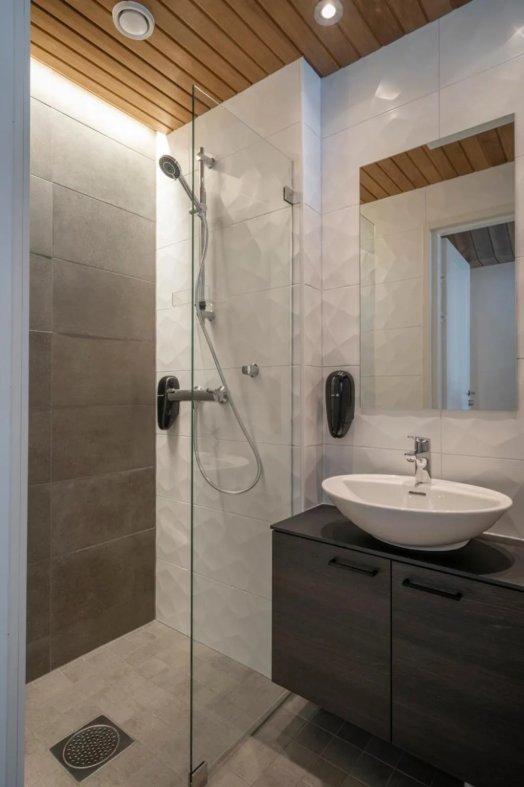 Shower in Ski-Inn Kultakero