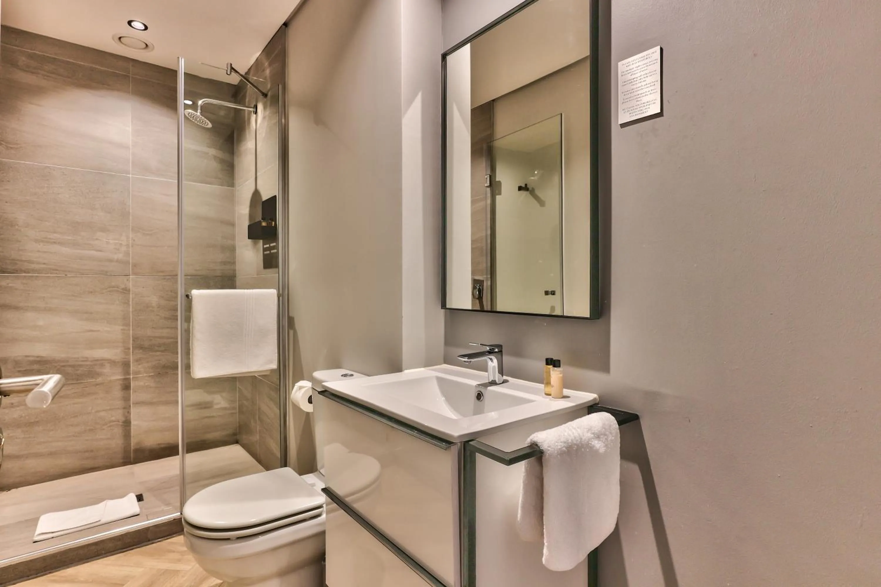 Shower in WINK Aparthotel One Thibault