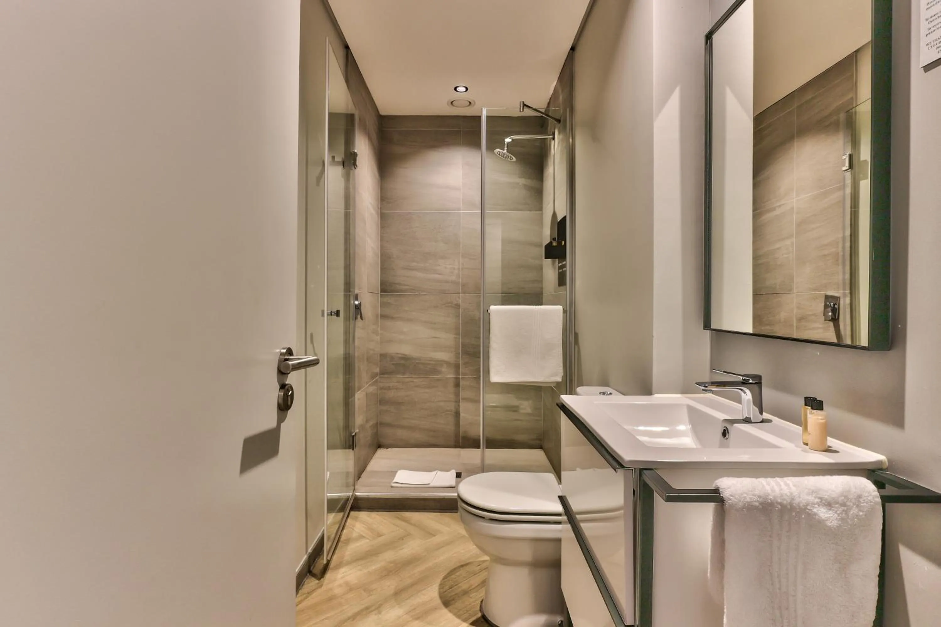 Shower in WINK Aparthotel One Thibault