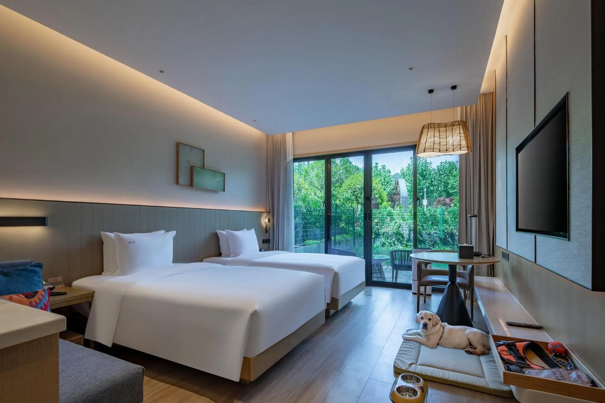 Photo of the whole room, Bed in Holiday Inn Resort Guiyang Qingyan by IHG