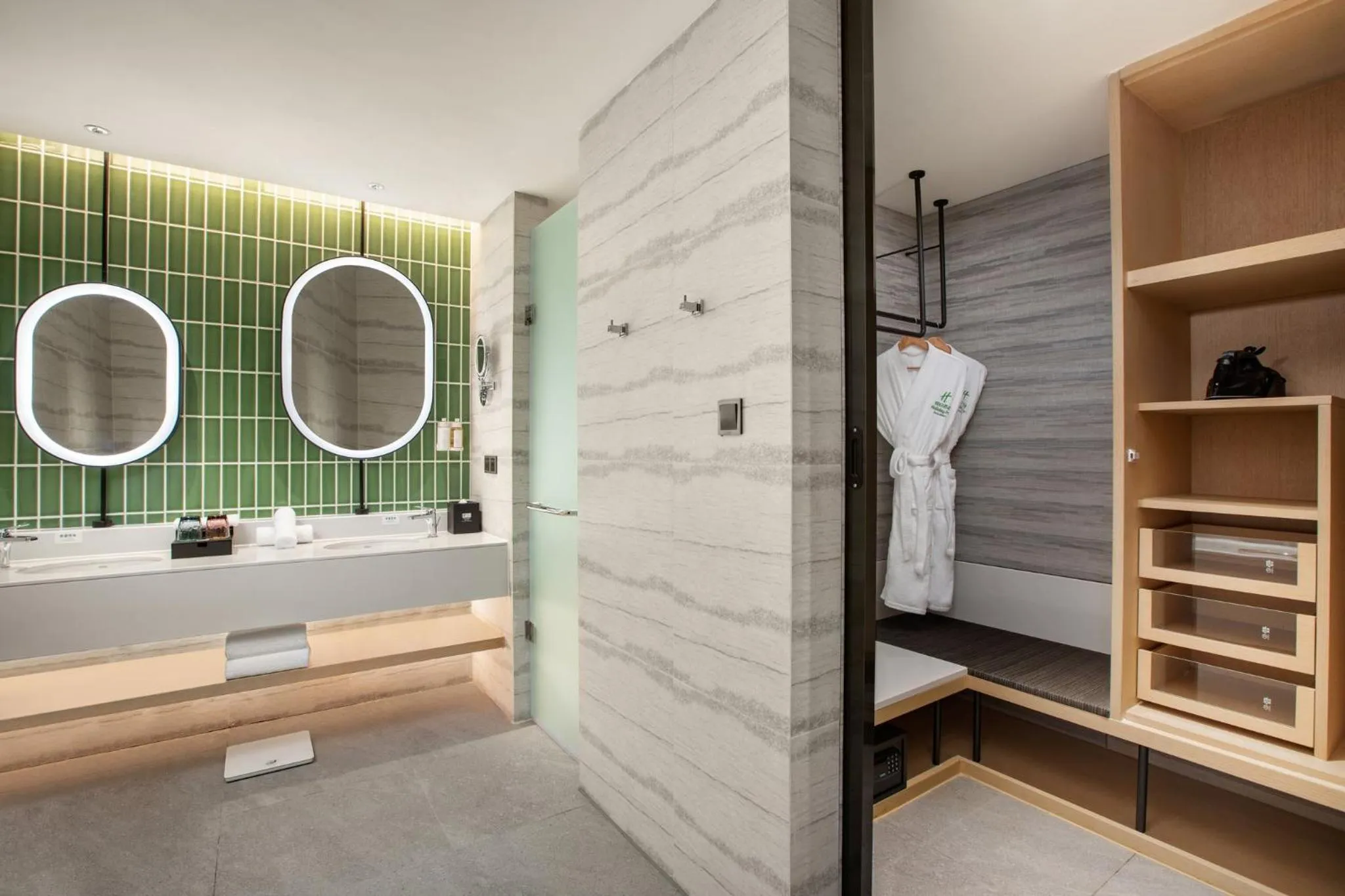 Photo of the whole room, Bed in Holiday Inn Resort Guiyang Qingyan by IHG