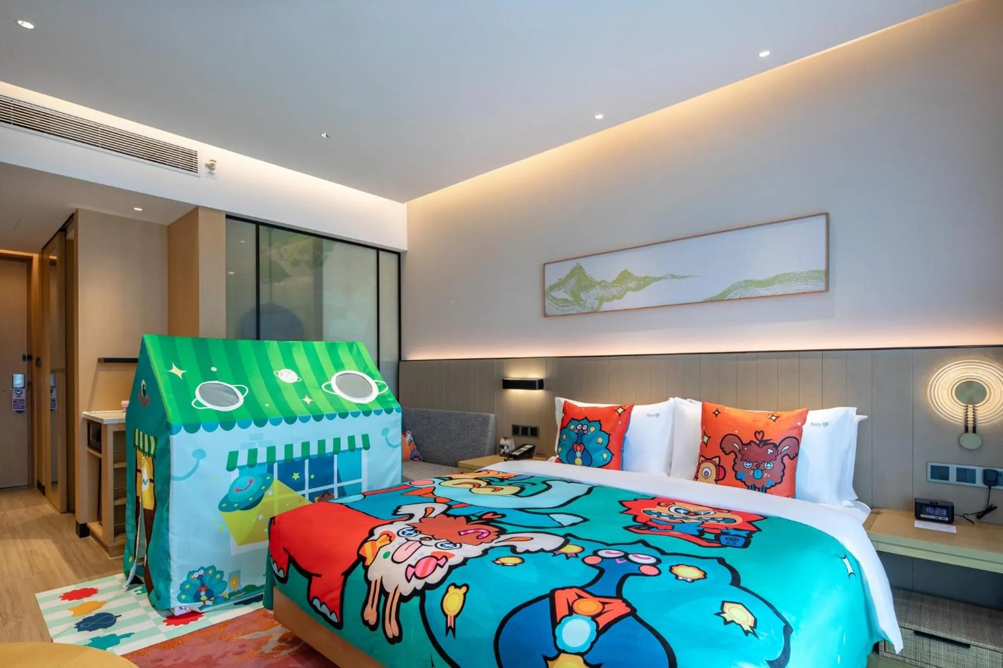 Photo of the whole room, Bed in Holiday Inn Resort Guiyang Qingyan by IHG