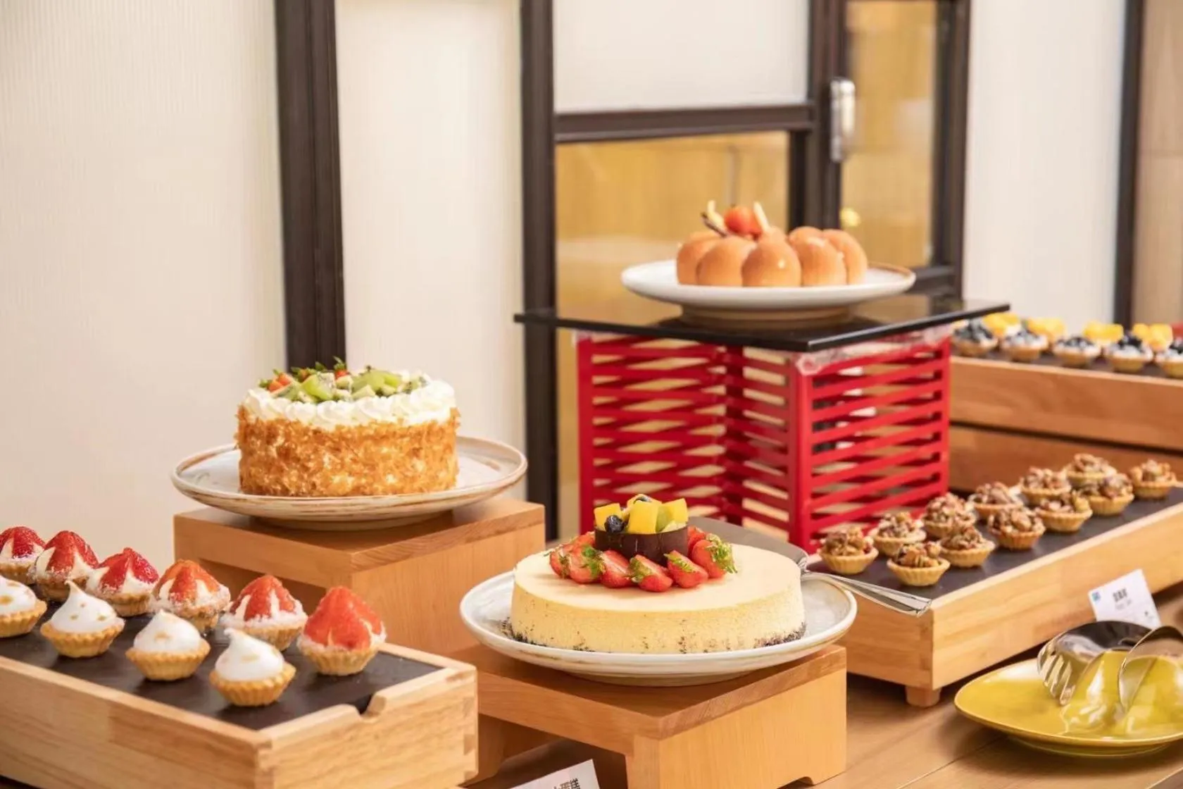 Buffet breakfast in Holiday Inn Resort Guiyang Qingyan by IHG