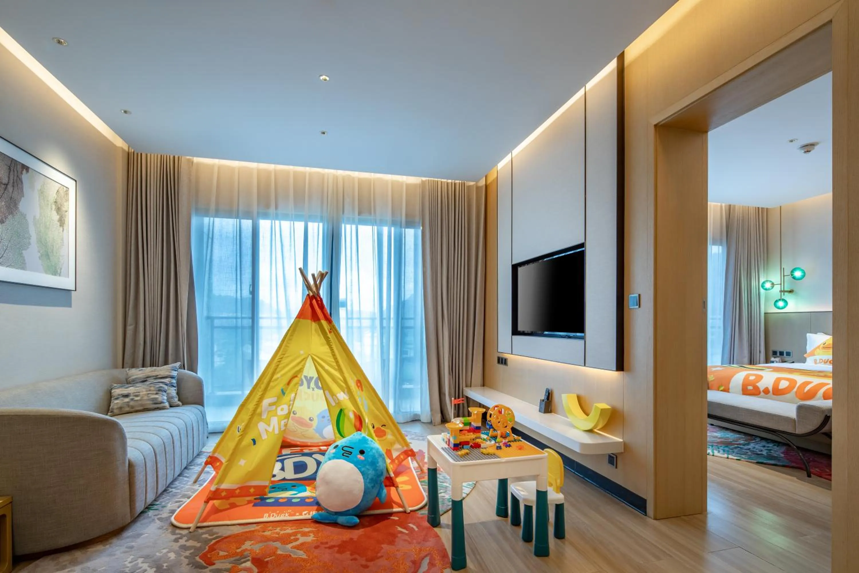 Living room, Bed in Holiday Inn Resort Guiyang Qingyan by IHG