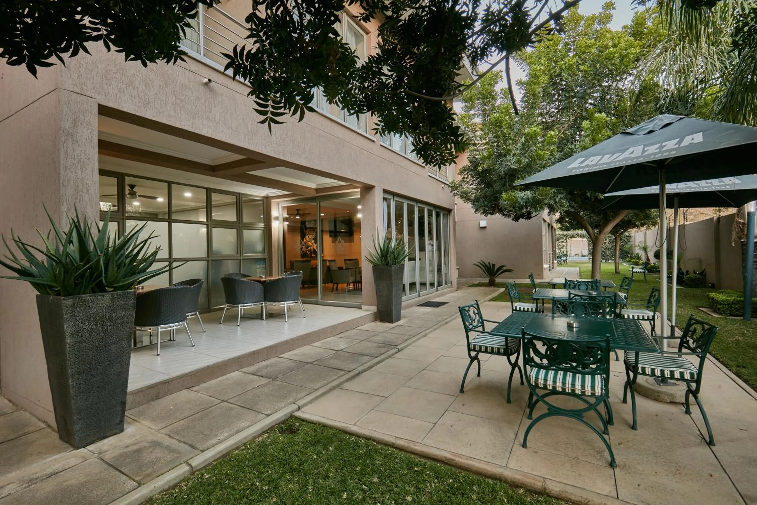 Garden in Regent Select Hotel