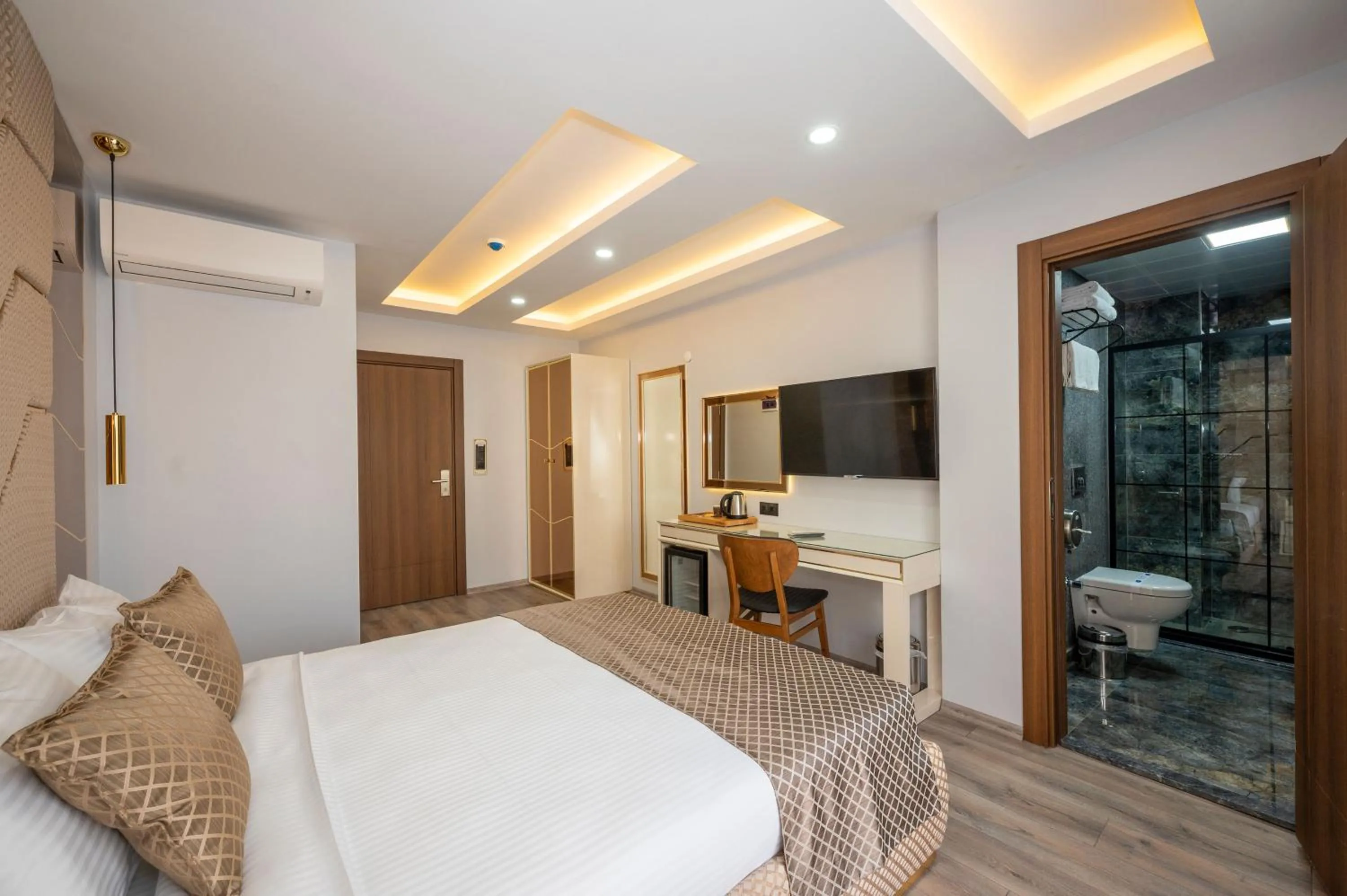 Photo of the whole room, Bed in Luxury Airport Hotel By Zazzoni-İstanbul Airport