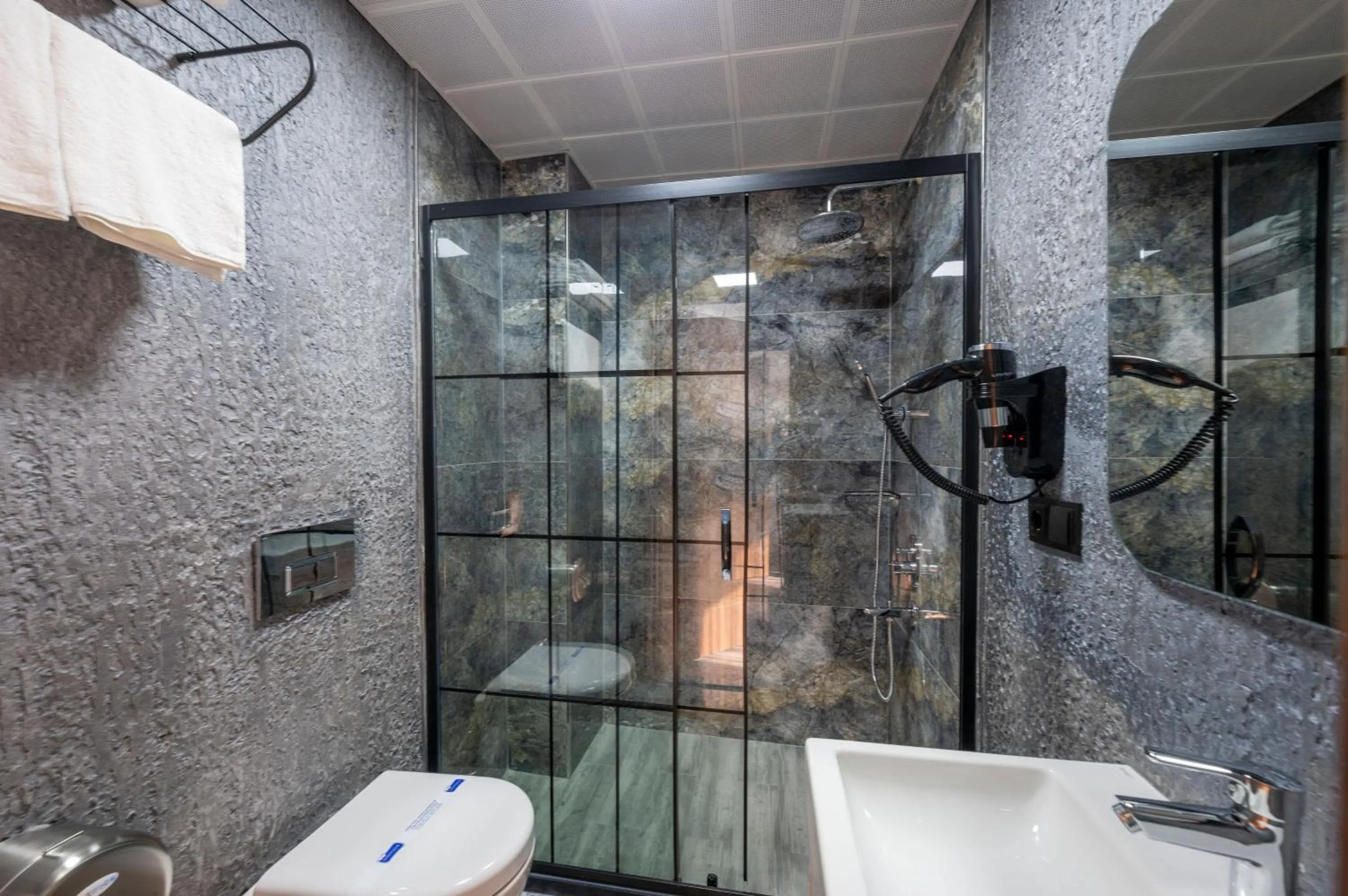 Shower in Luxury Airport Hotel By Zazzoni-İstanbul Airport