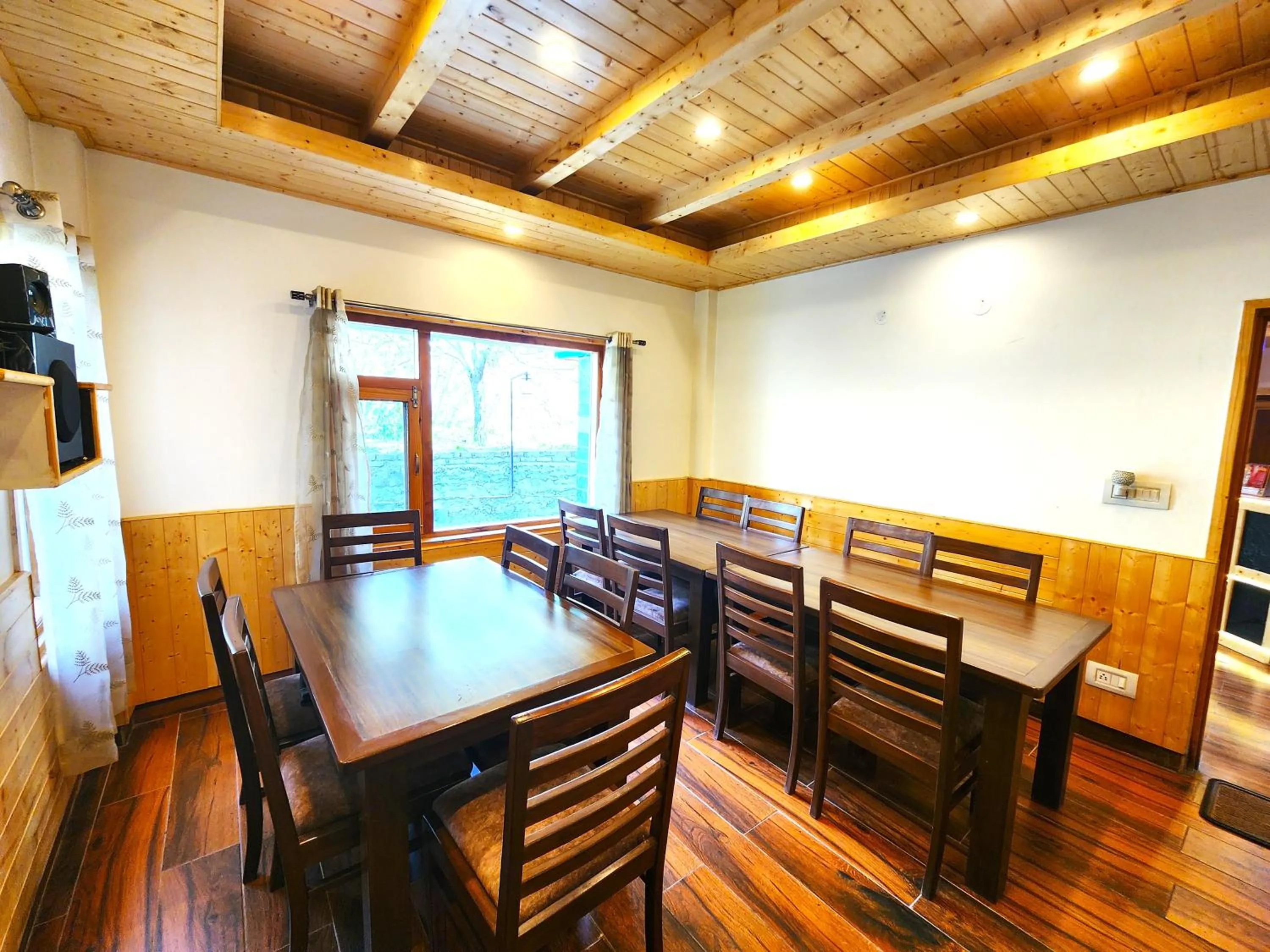 Restaurant/places to eat in Luxury Planet Resort Manali