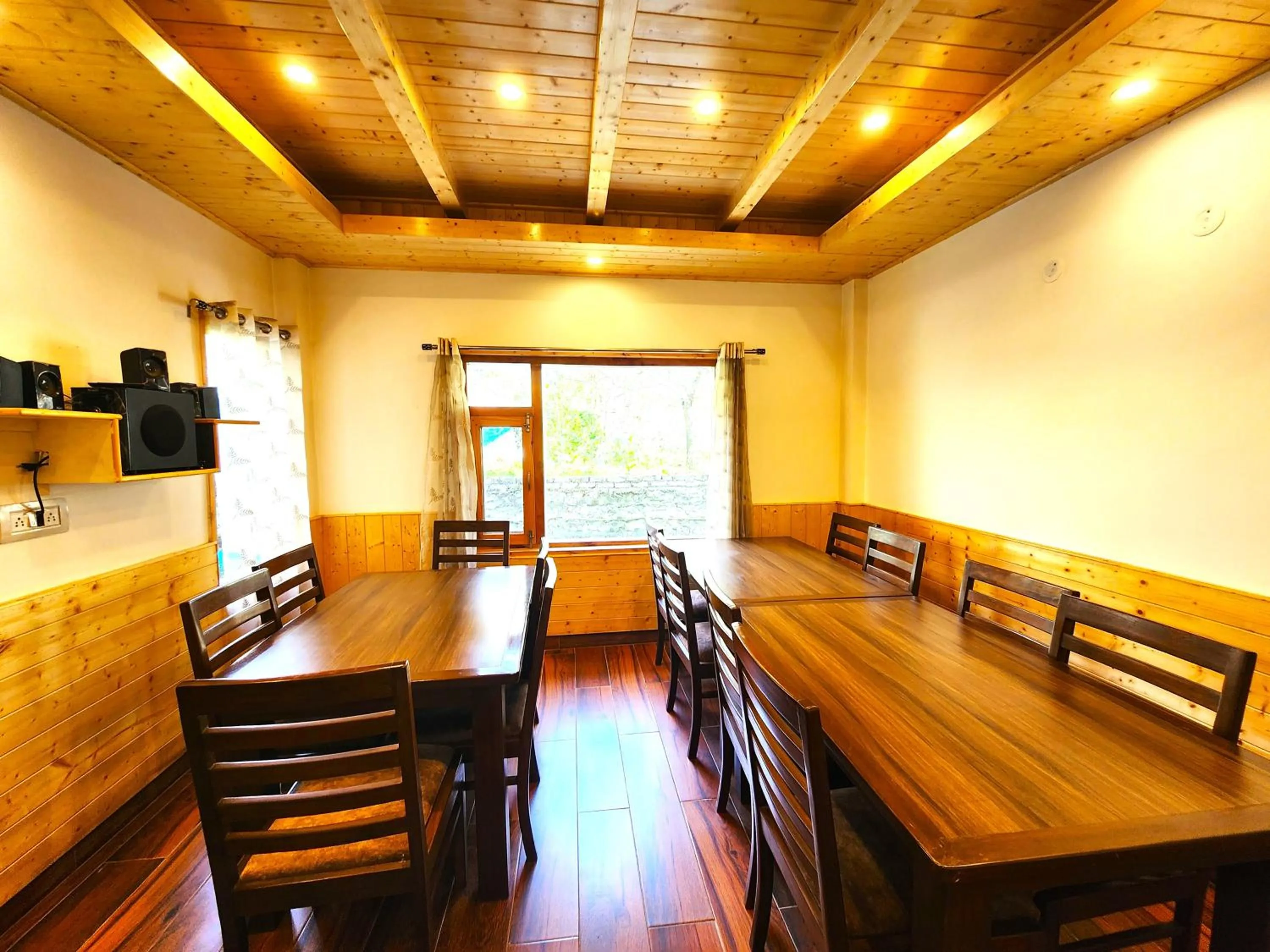 Restaurant/places to eat in Luxury Planet Resort Manali