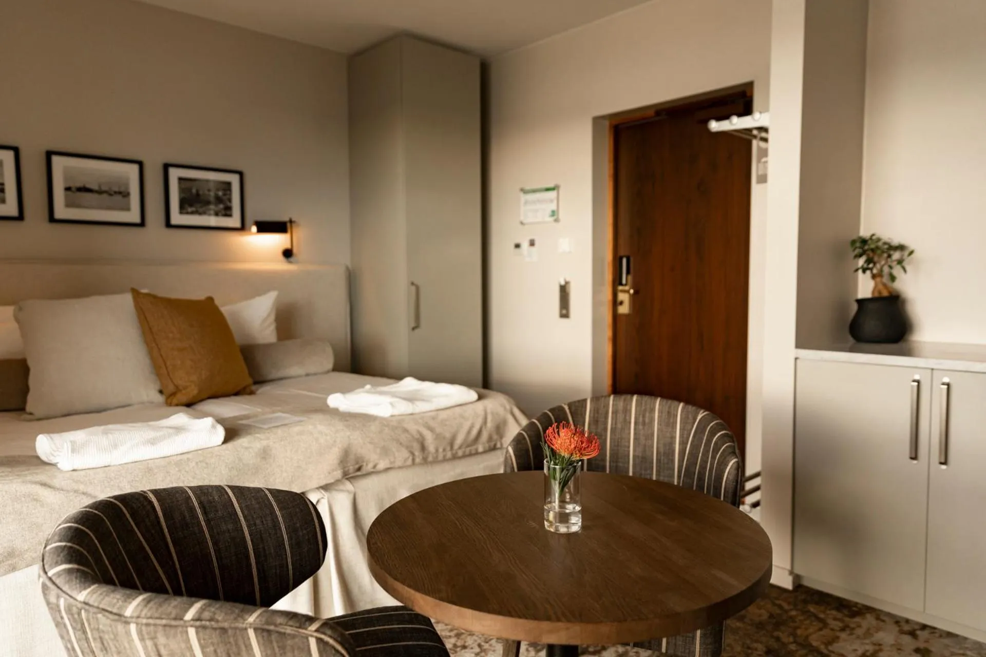 Property building, Bed in Slottsholmen Hotell och Restaurang