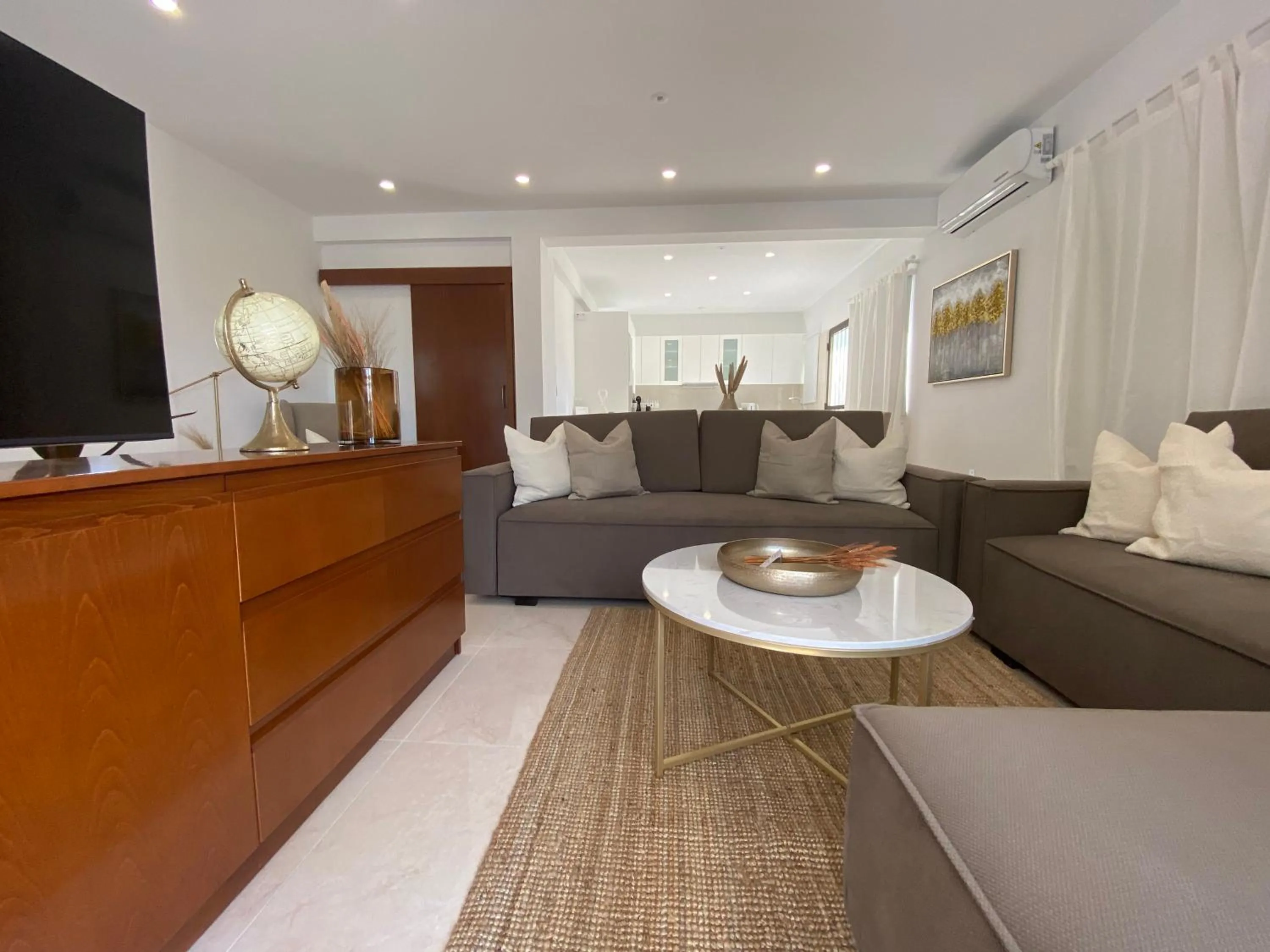 TV and multimedia in Phaedrus Living: City View Luxury Flat Androcleous