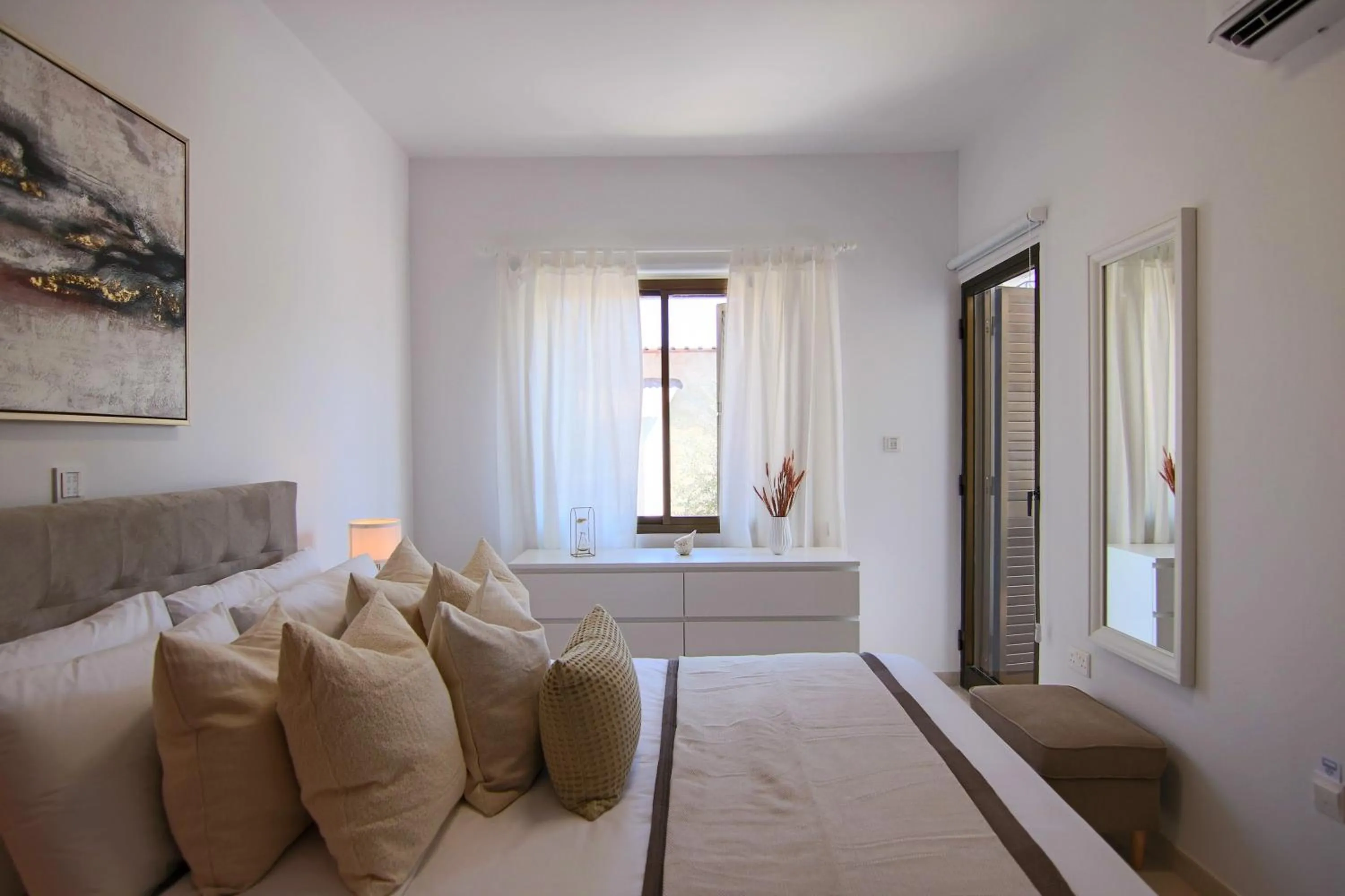 Bed in Phaedrus Living: City View Luxury Flat Androcleous