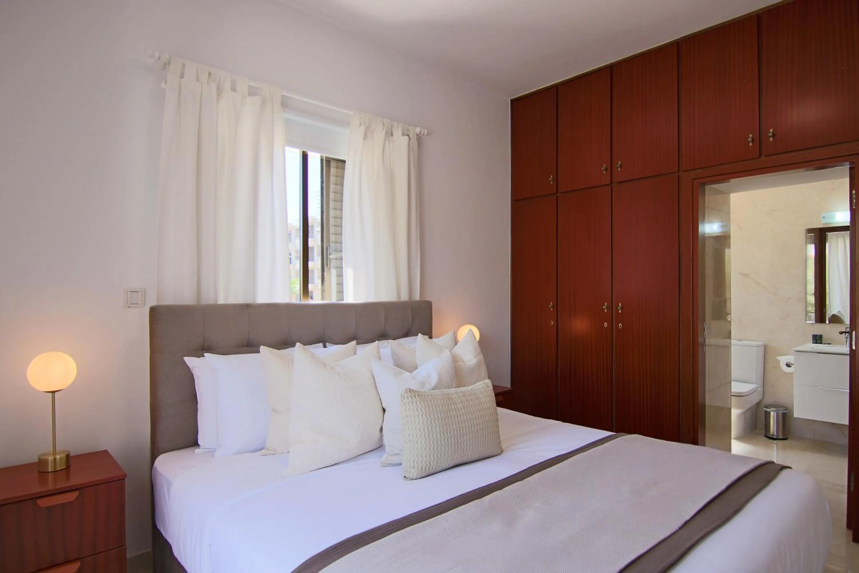 Bed in Phaedrus Living: City View Luxury Flat Androcleous