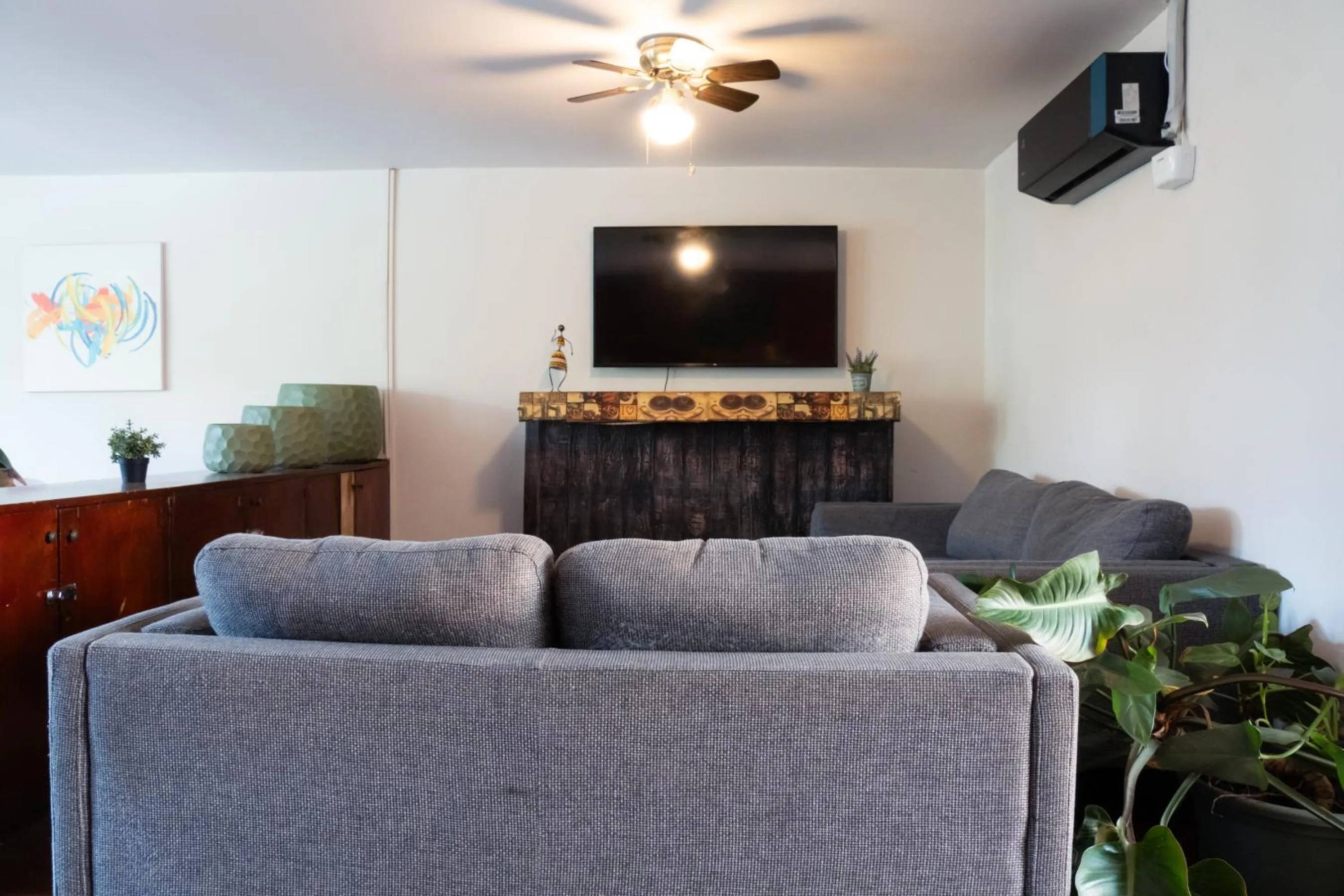 Communal lounge/ TV room in Otoya 1907 Hotel