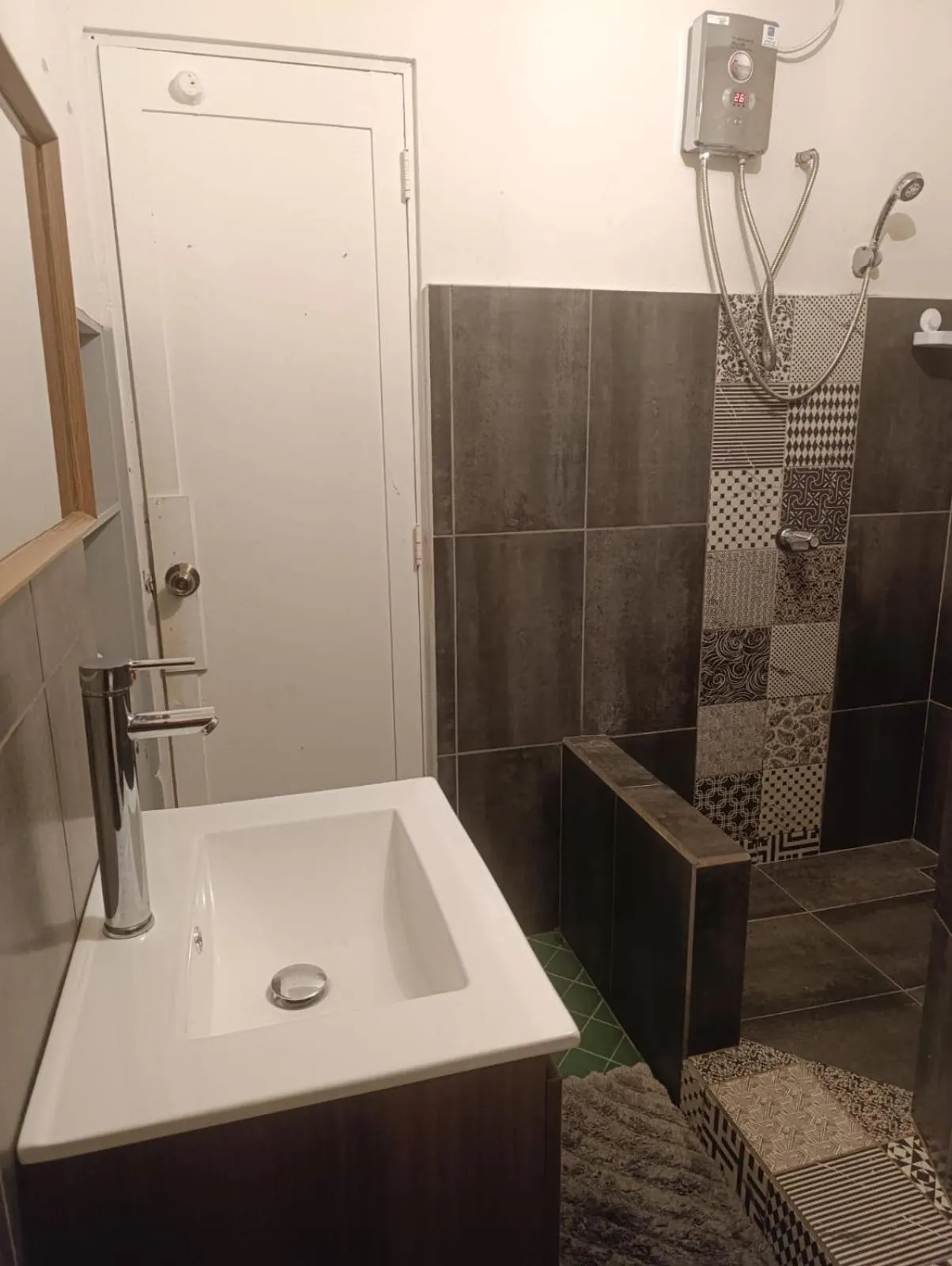 Shower in Otoya 1907 Hotel