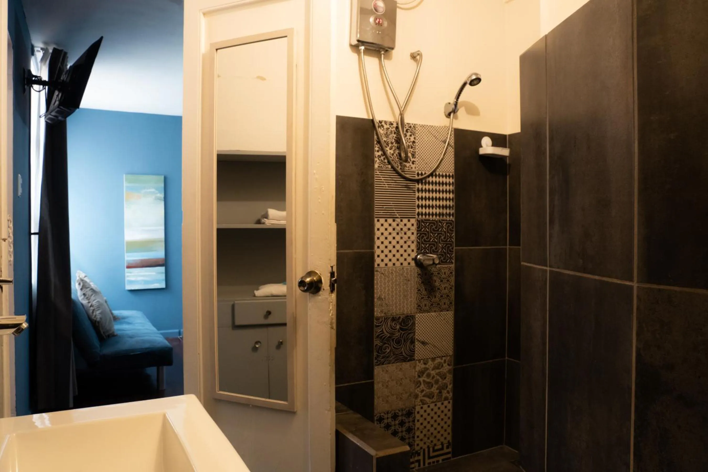 Shower in Otoya 1907 Hotel