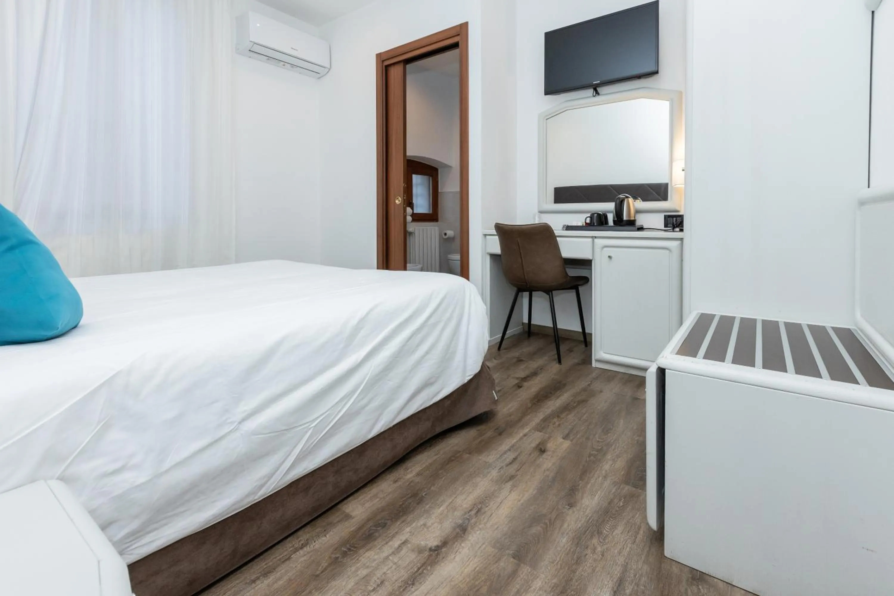 Bed in Albergo Cappello e Cadore