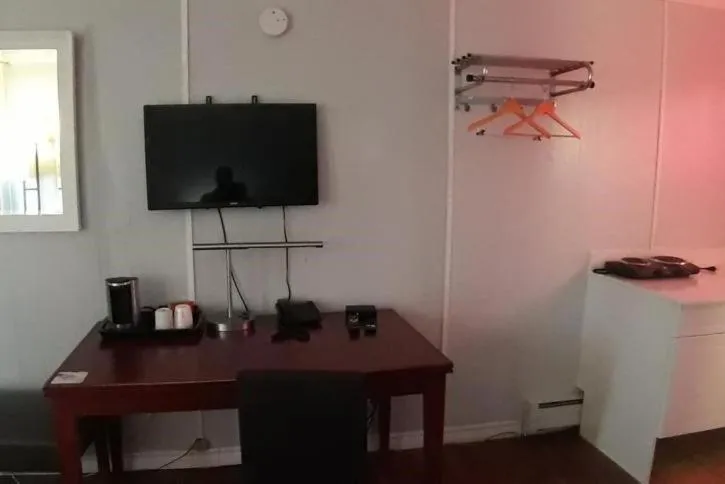 Communal lounge/ TV room in Regal Motel