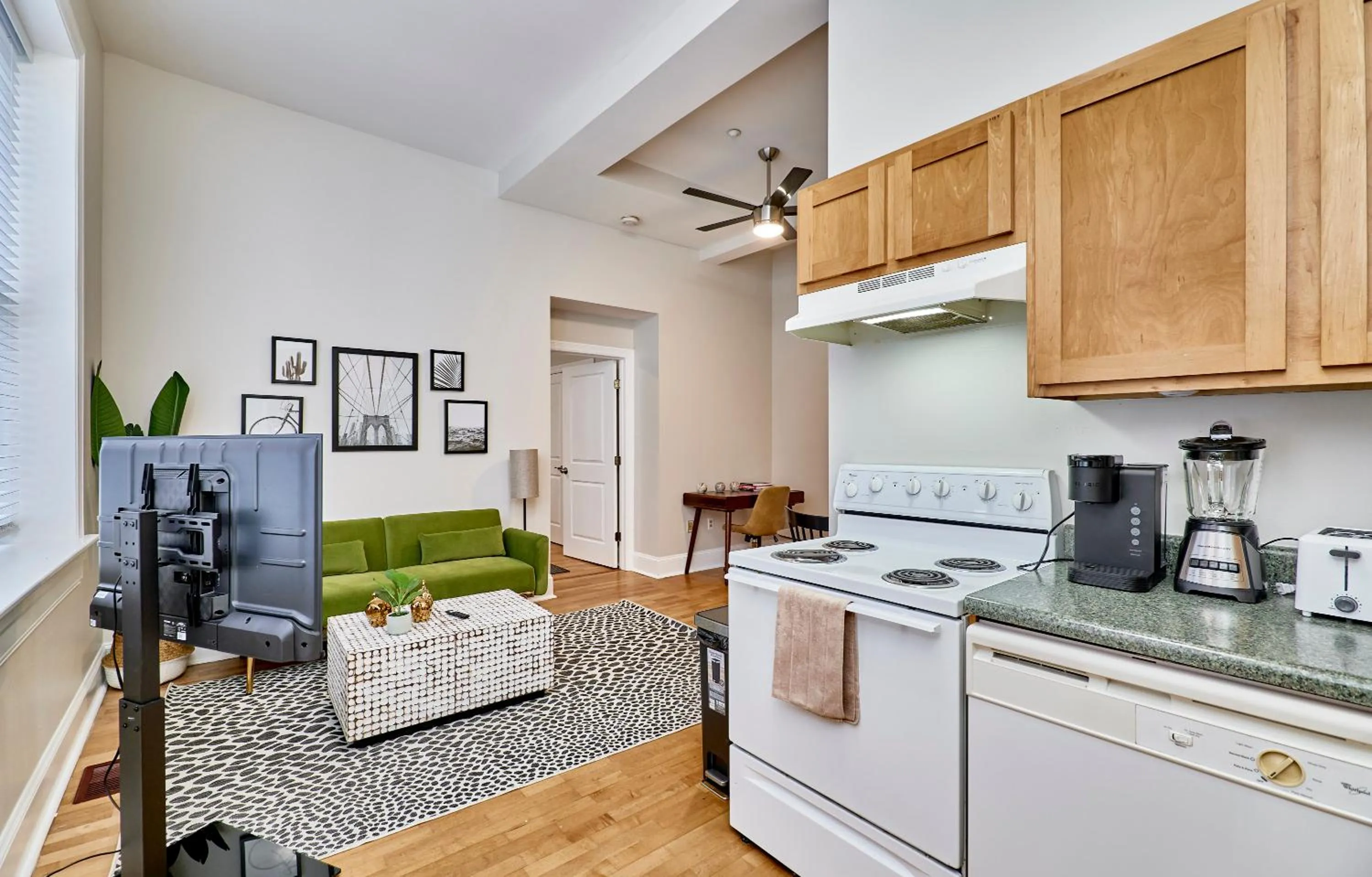 Coffee/tea facilities in WhiteHouse at Grand Central