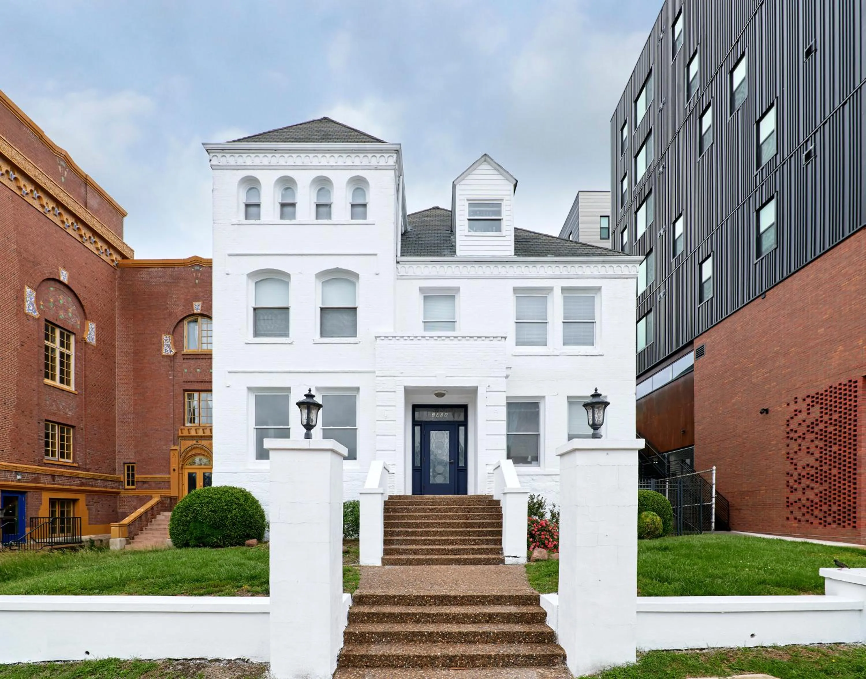 Property building in WhiteHouse at Grand Central