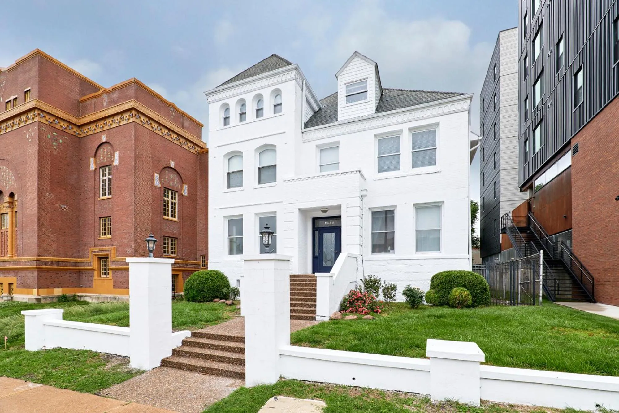 Property building in WhiteHouse at Grand Central