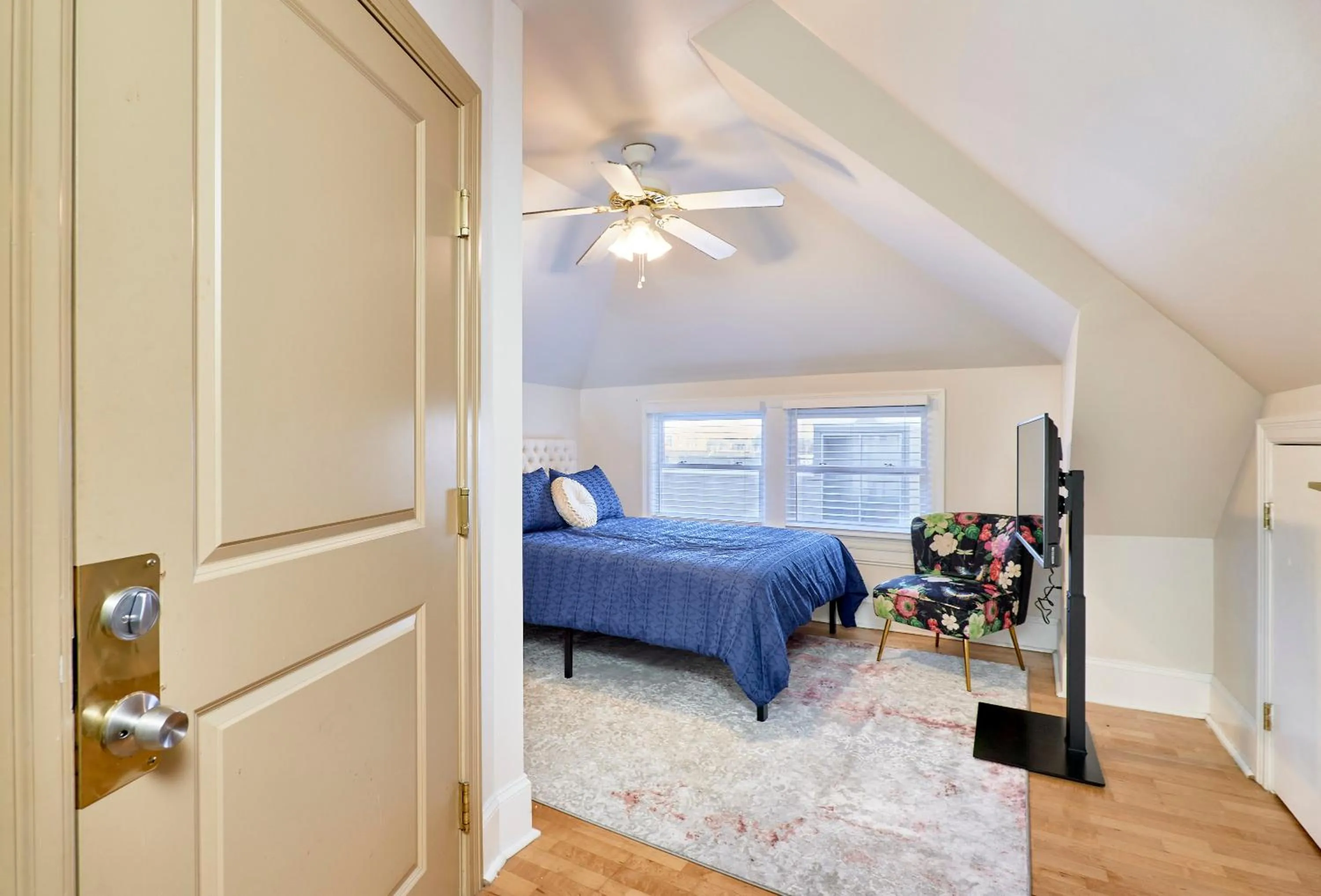 Photo of the whole room, Bed in WhiteHouse at Grand Central