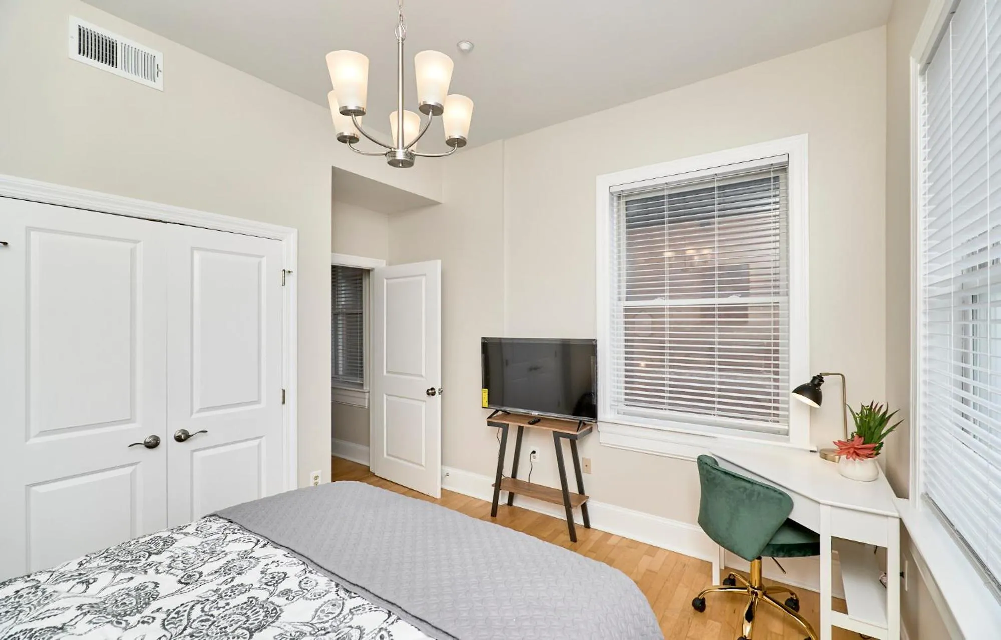 TV and multimedia, Bed in WhiteHouse at Grand Central