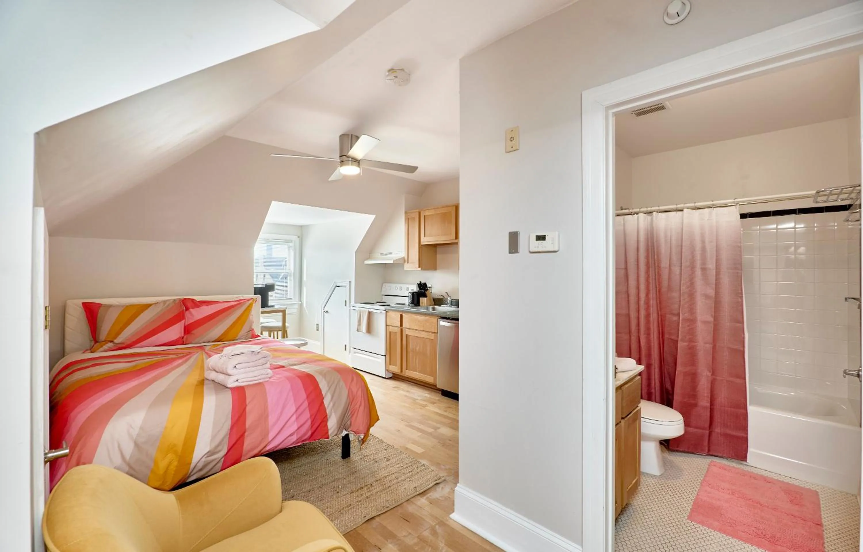 Photo of the whole room, Bed in WhiteHouse at Grand Central