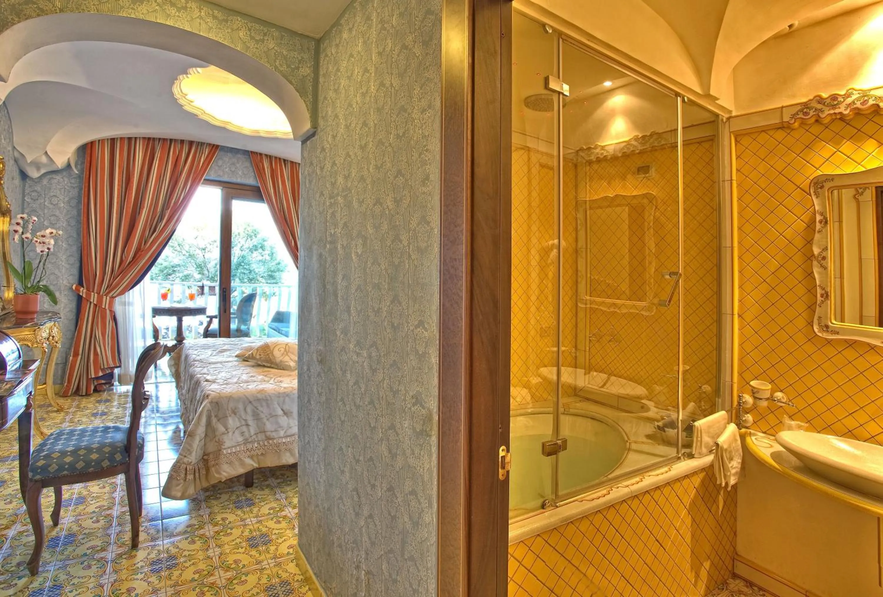 Bathroom, Bed in Strand Hotel Delfini