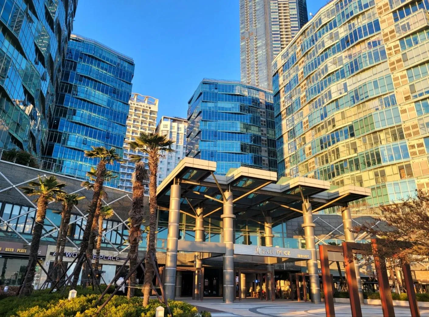 Facade/entrance in Pale De Cz Condo