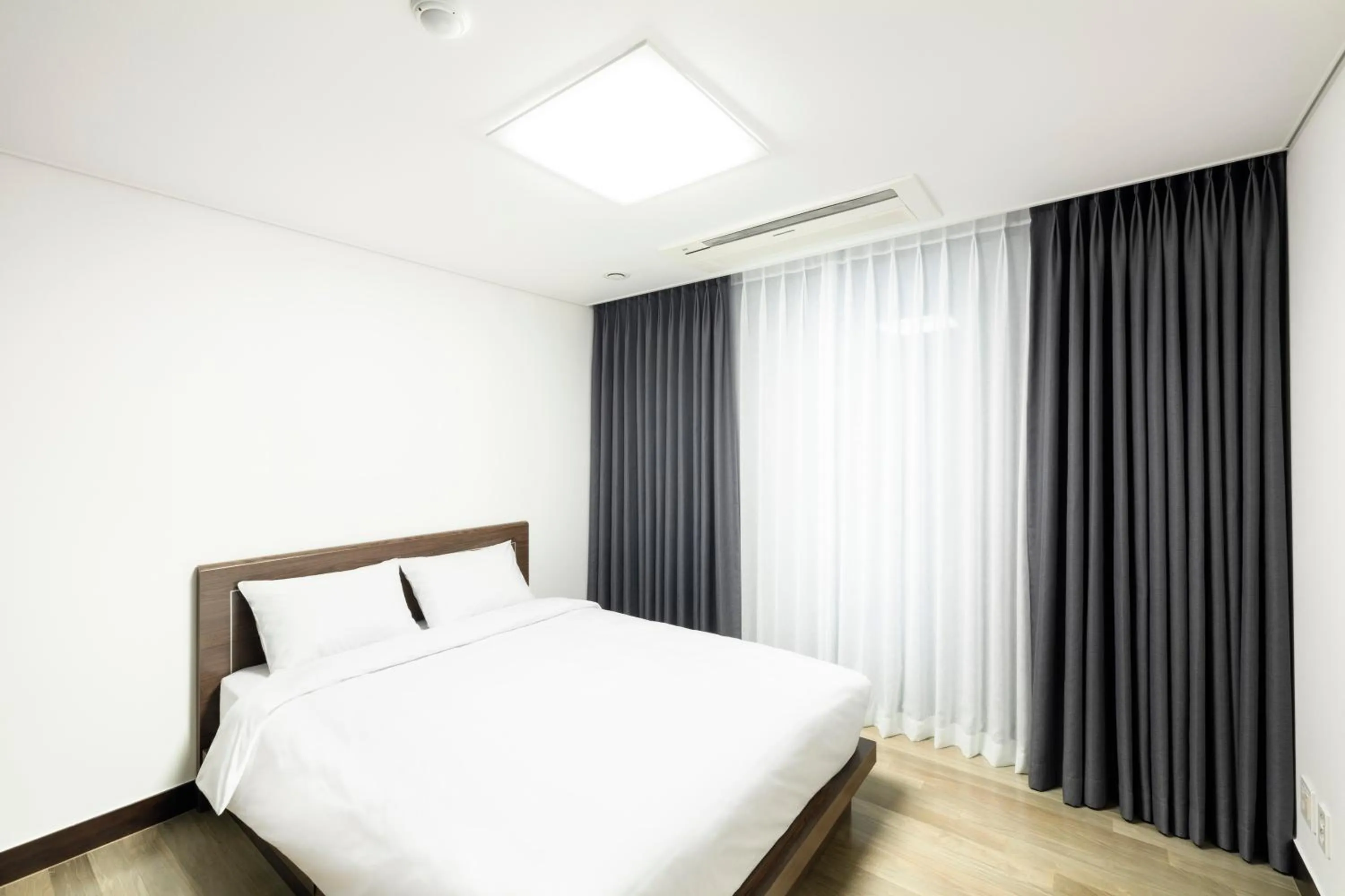 Photo of the whole room, Bed in Pale De Cz Condo