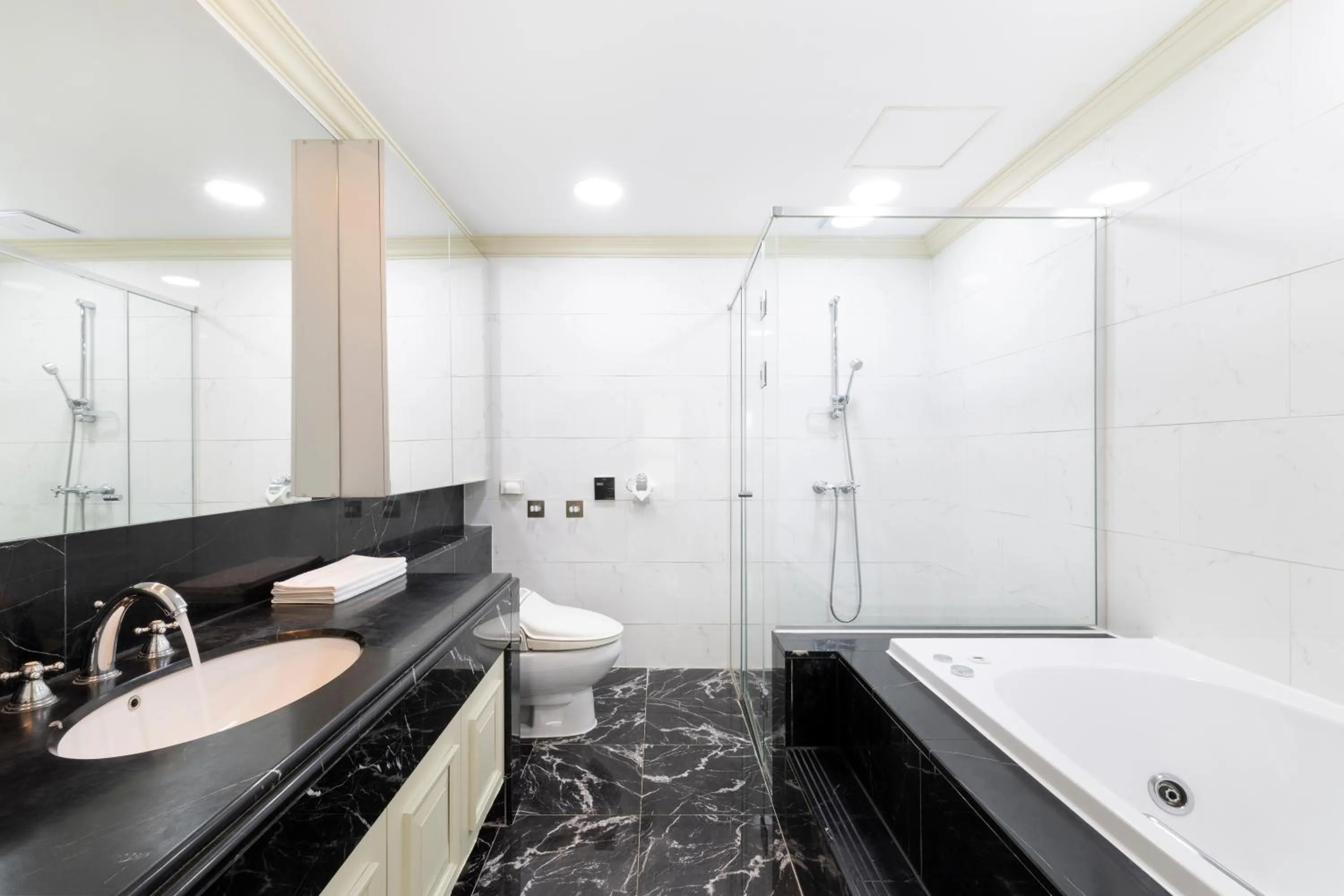 Bathroom in Pale De Cz Condo