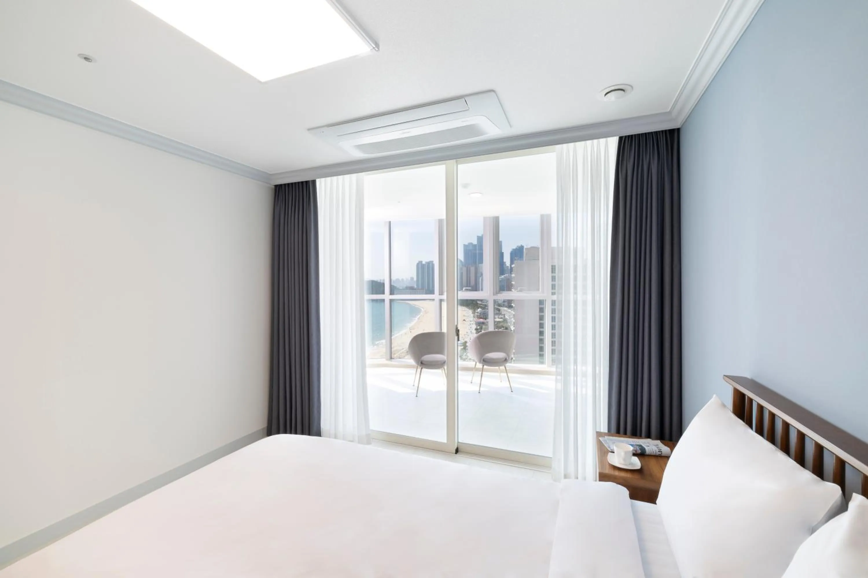 Photo of the whole room, Bed in Pale De Cz Condo