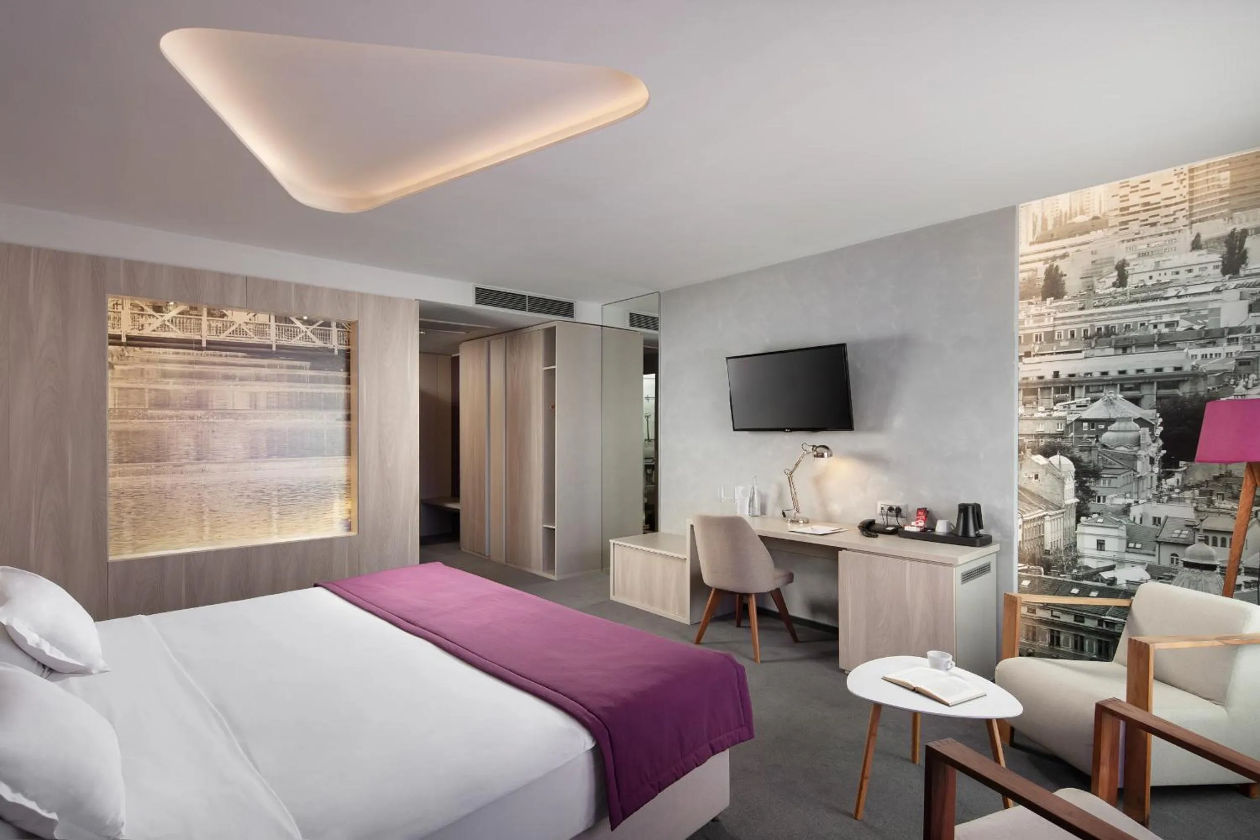 Bed in Hotel Colors Inn