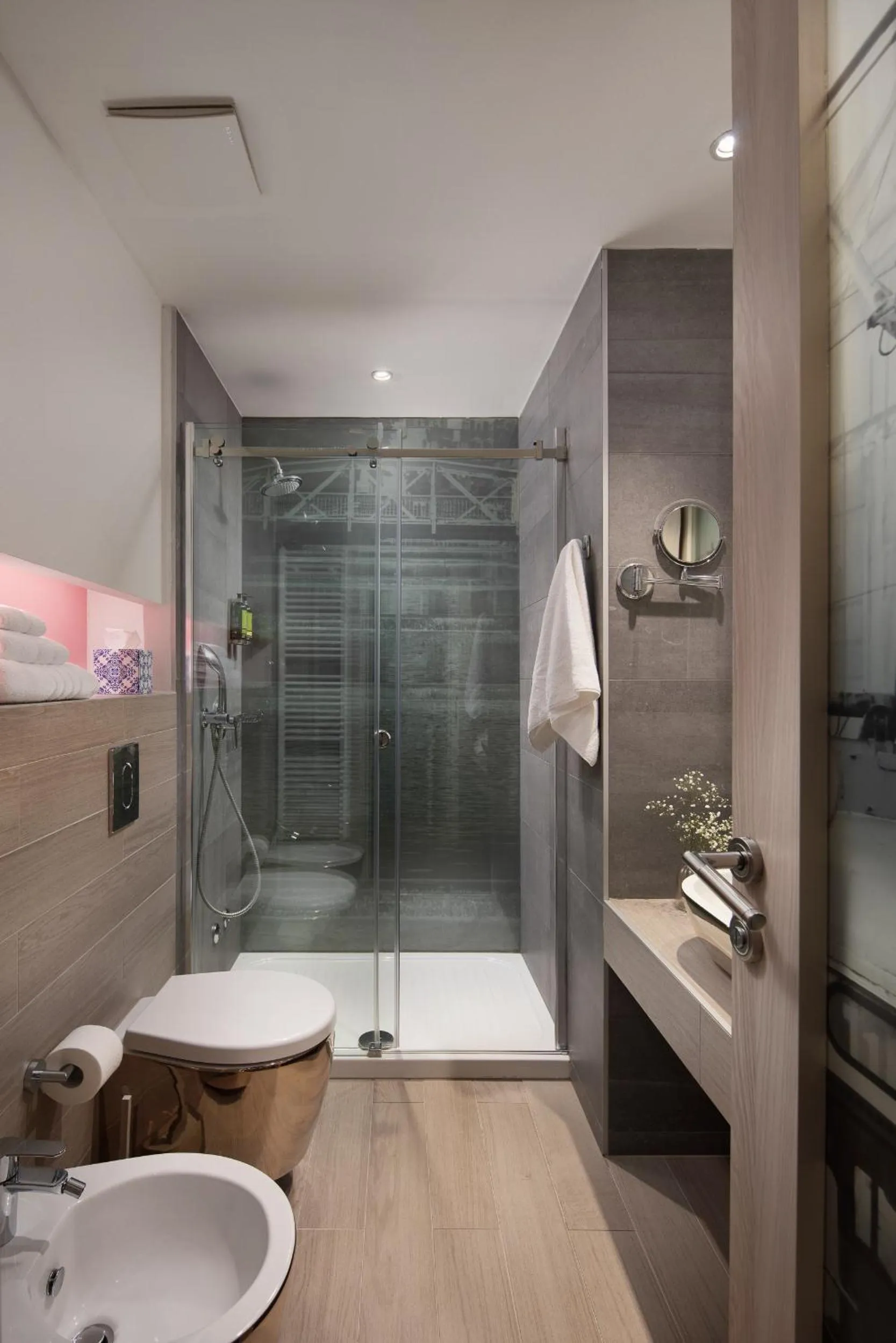 Shower in Hotel Colors Inn