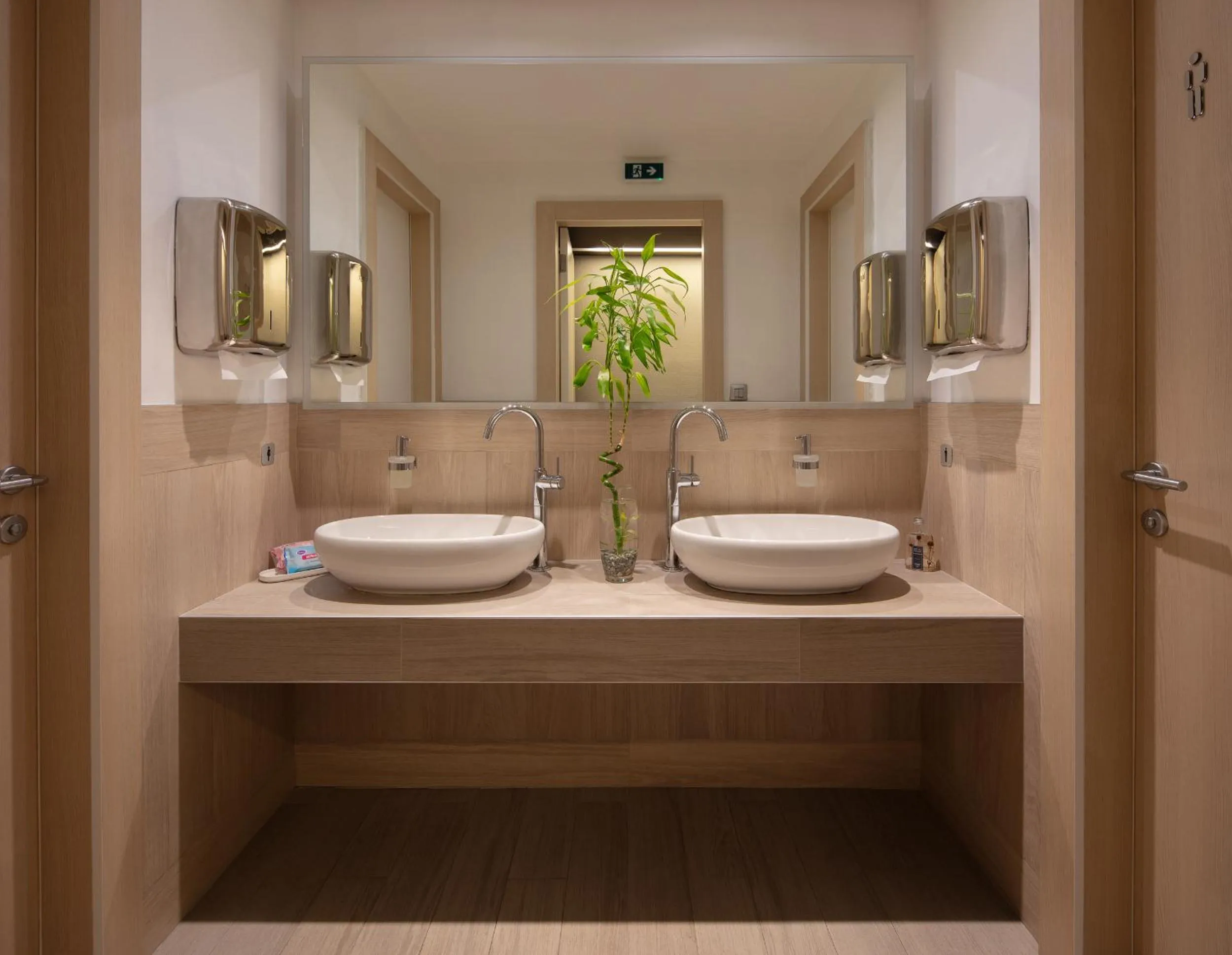 Toilet in Hotel Colors Inn