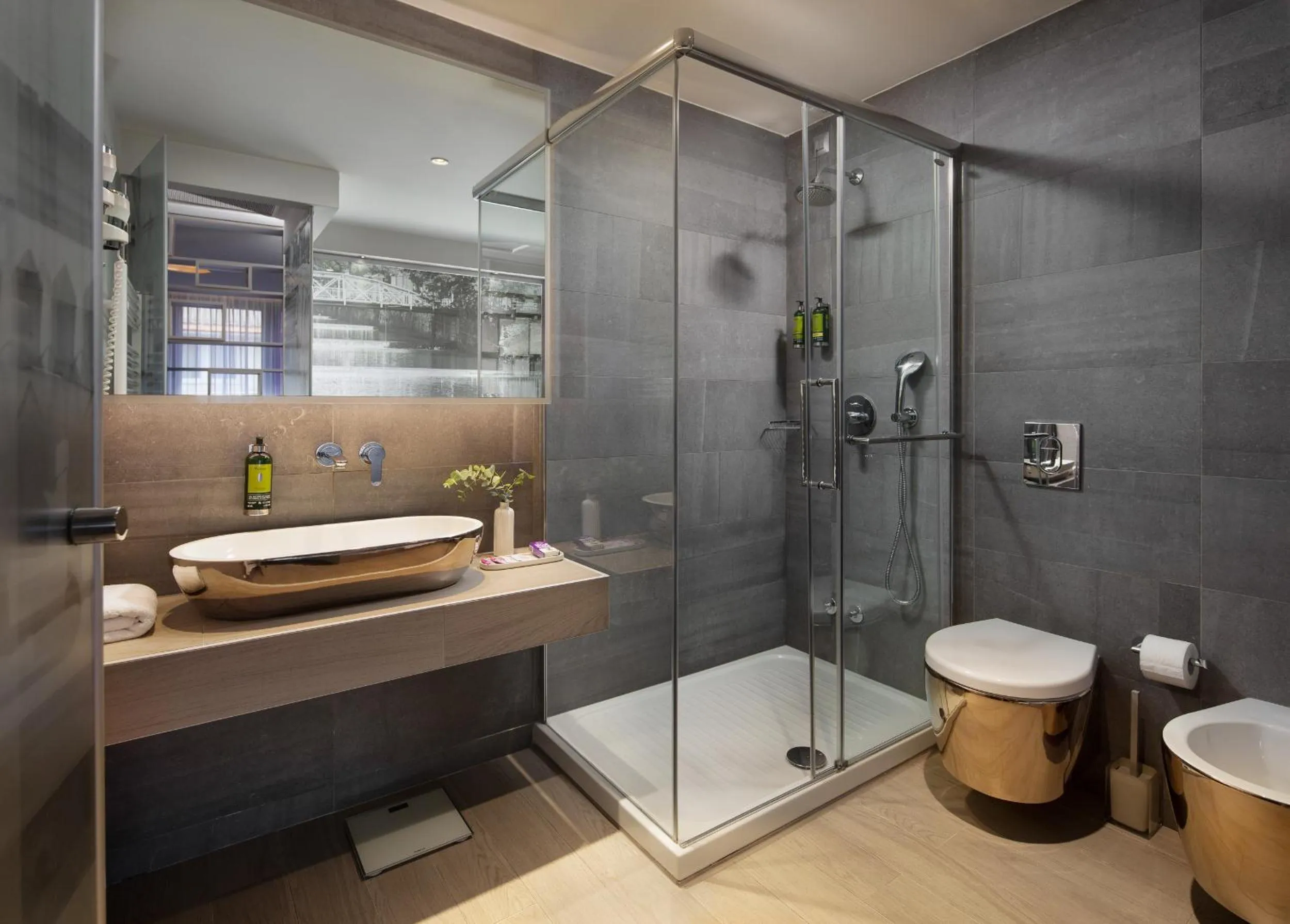 bidet in Hotel Colors Inn