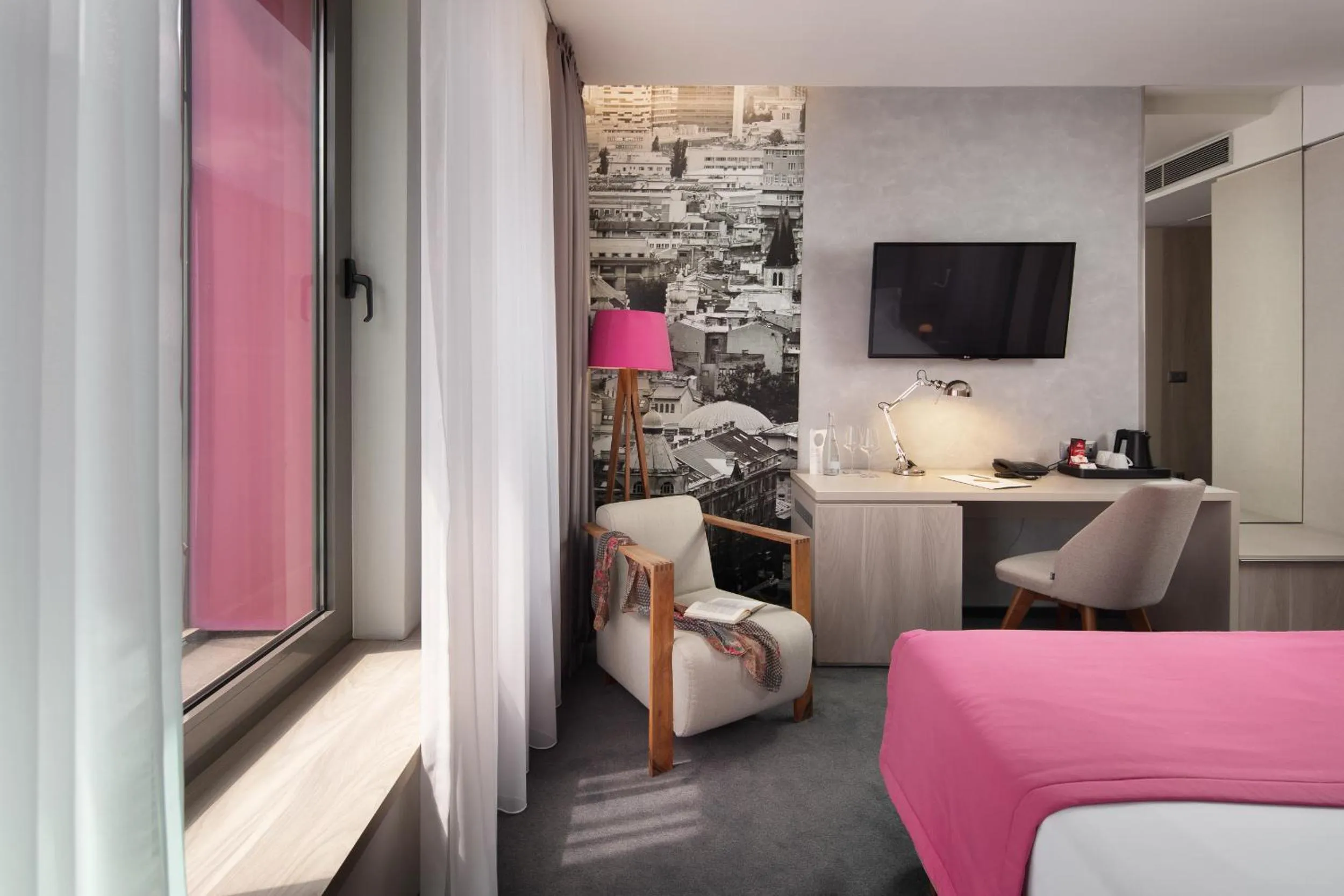 Seating area, Bed in Hotel Colors Inn