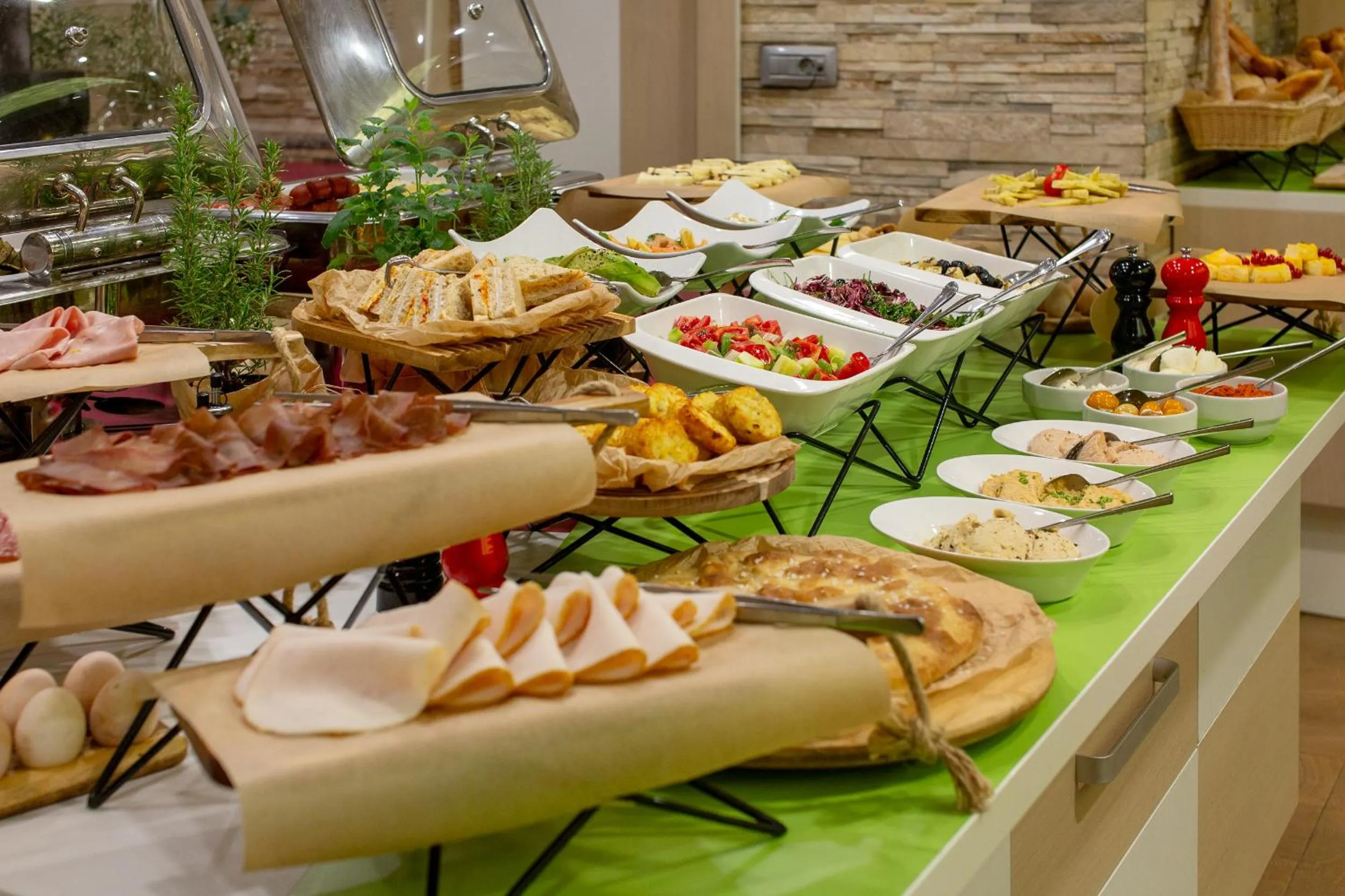 Food and drinks in Hotel Colors Inn