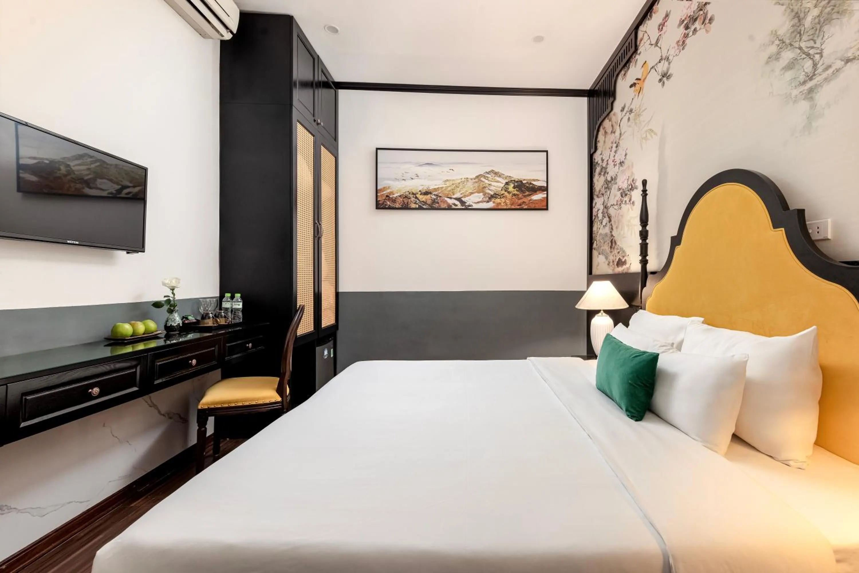 Photo of the whole room, Bed in Hanoi Elpis Hotel & Spa