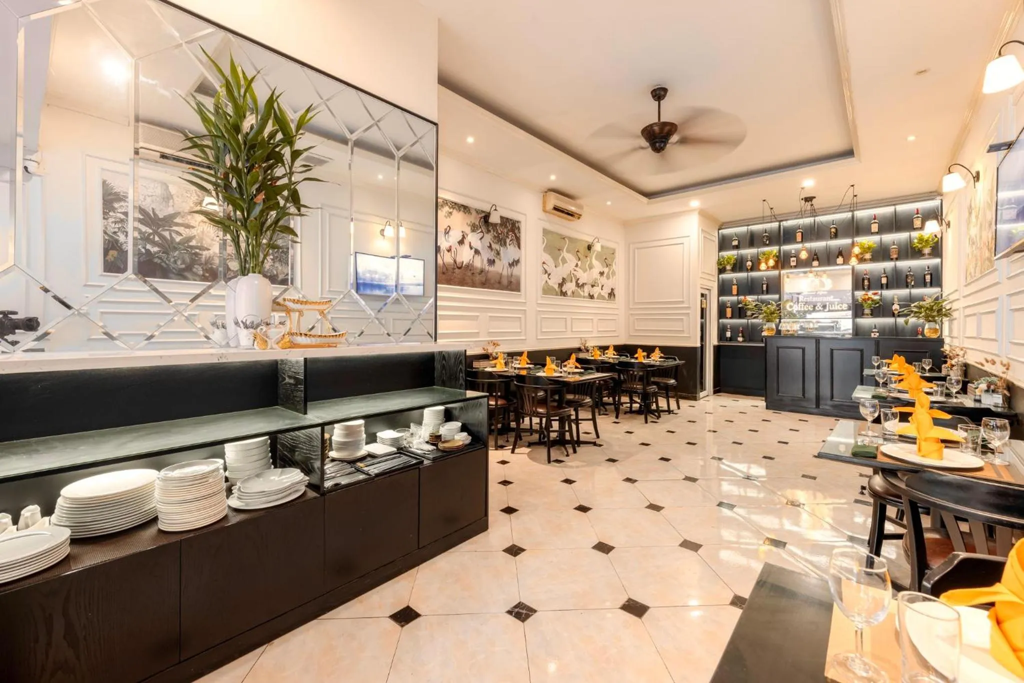 Restaurant/places to eat in Hanoi Elpis Hotel & Spa