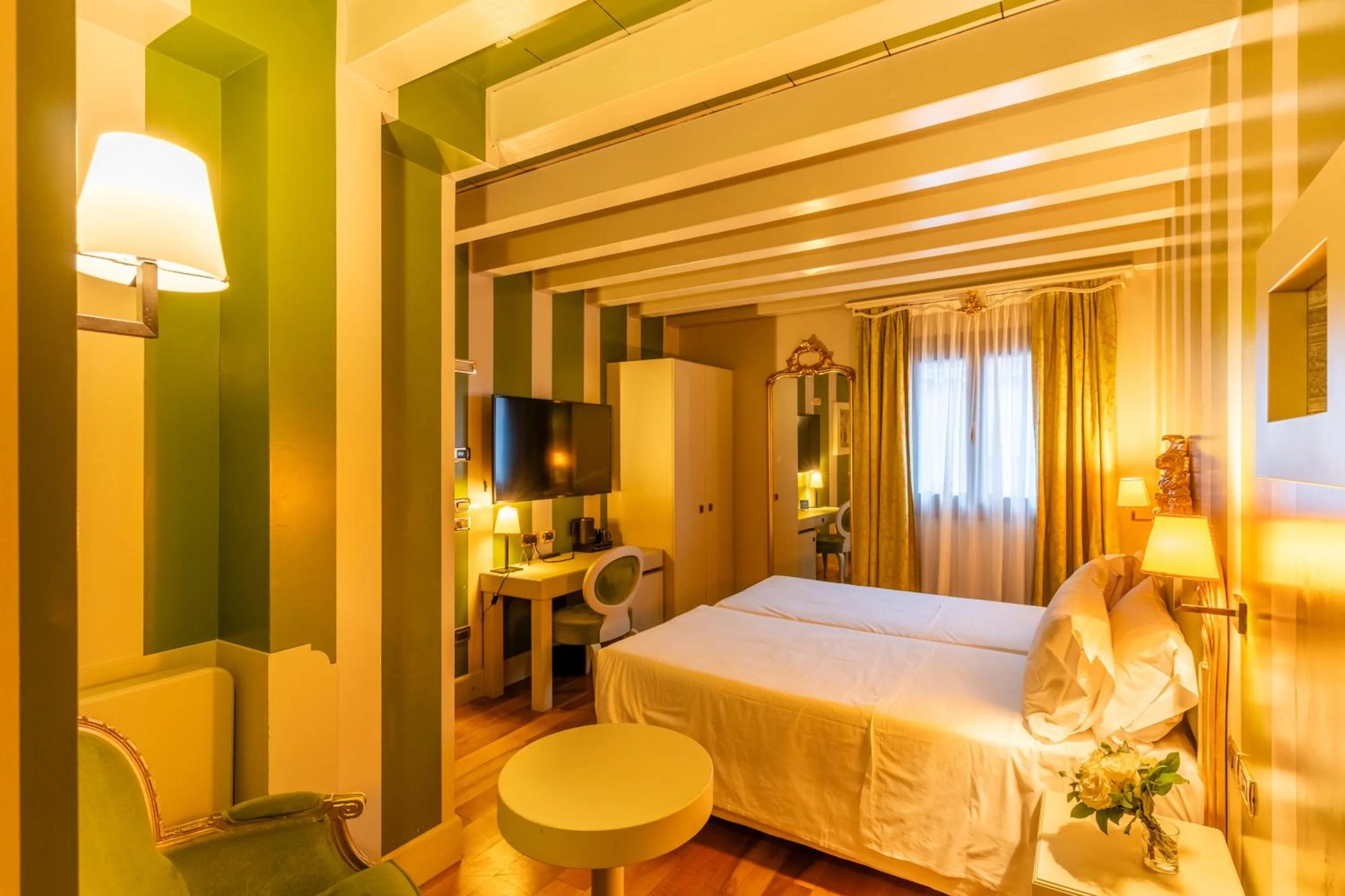 Photo of the whole room, Bed in Hotel Ca' Zusto Venezia