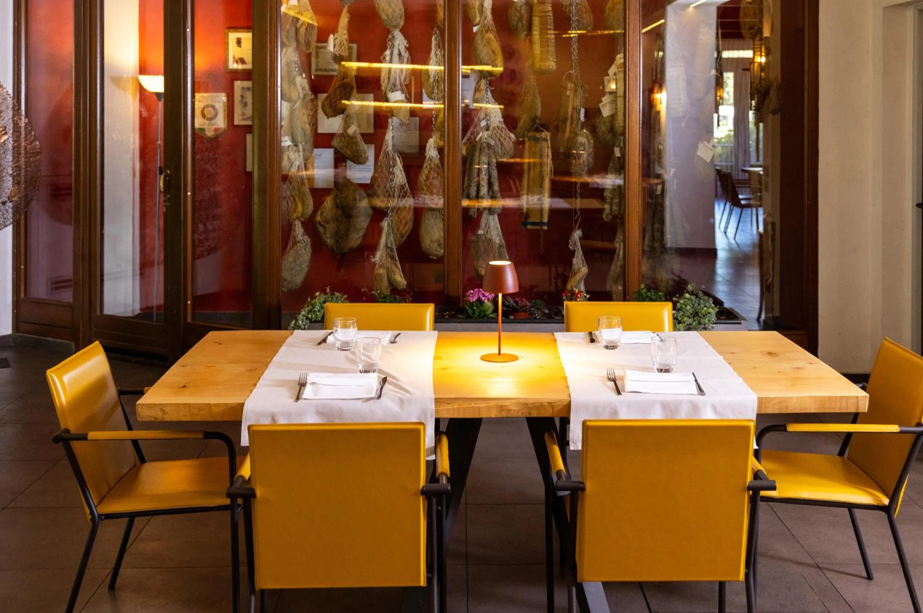 Restaurant/places to eat in Best Western Modena District