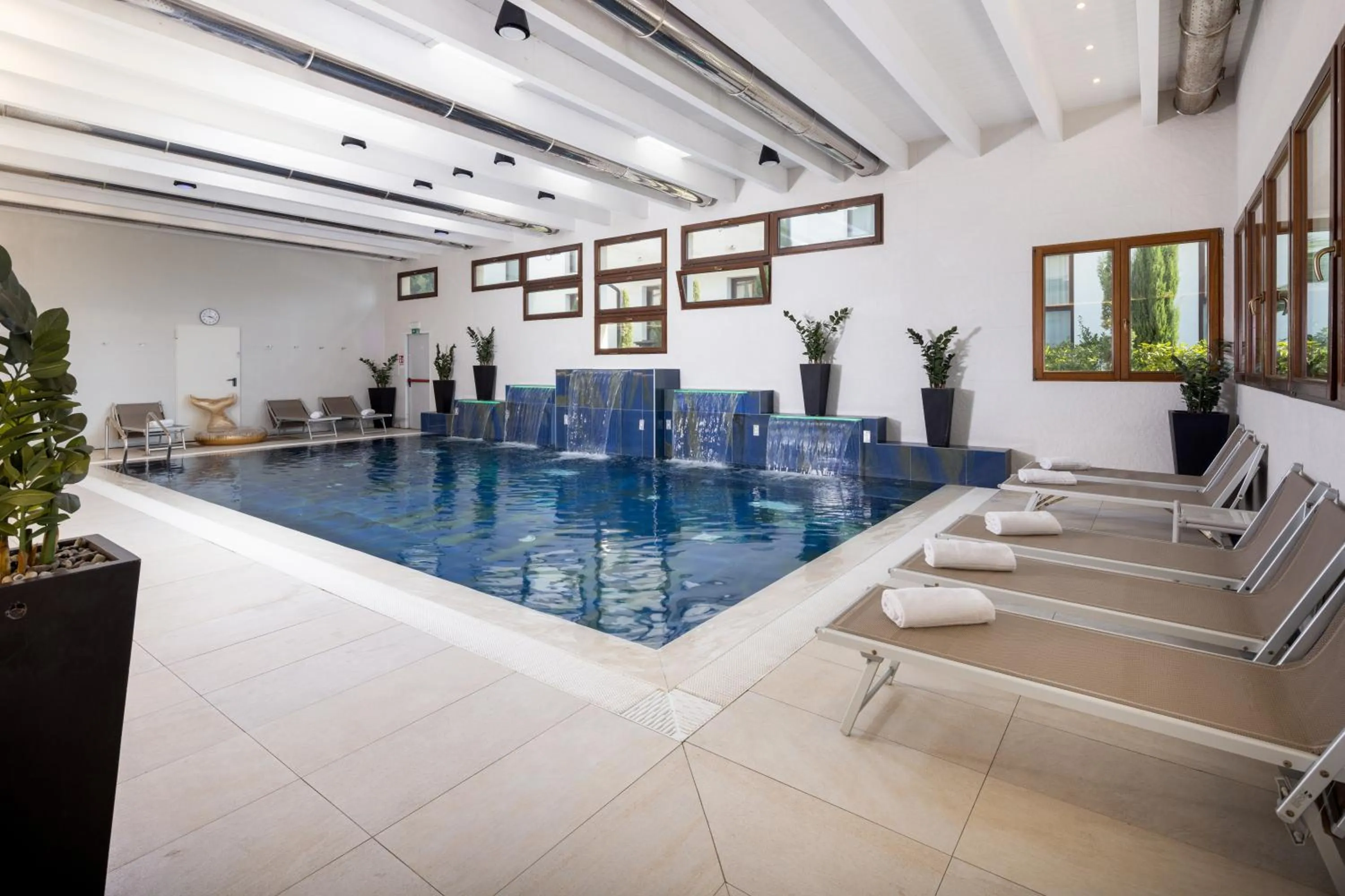 Swimming pool in Best Western Modena District