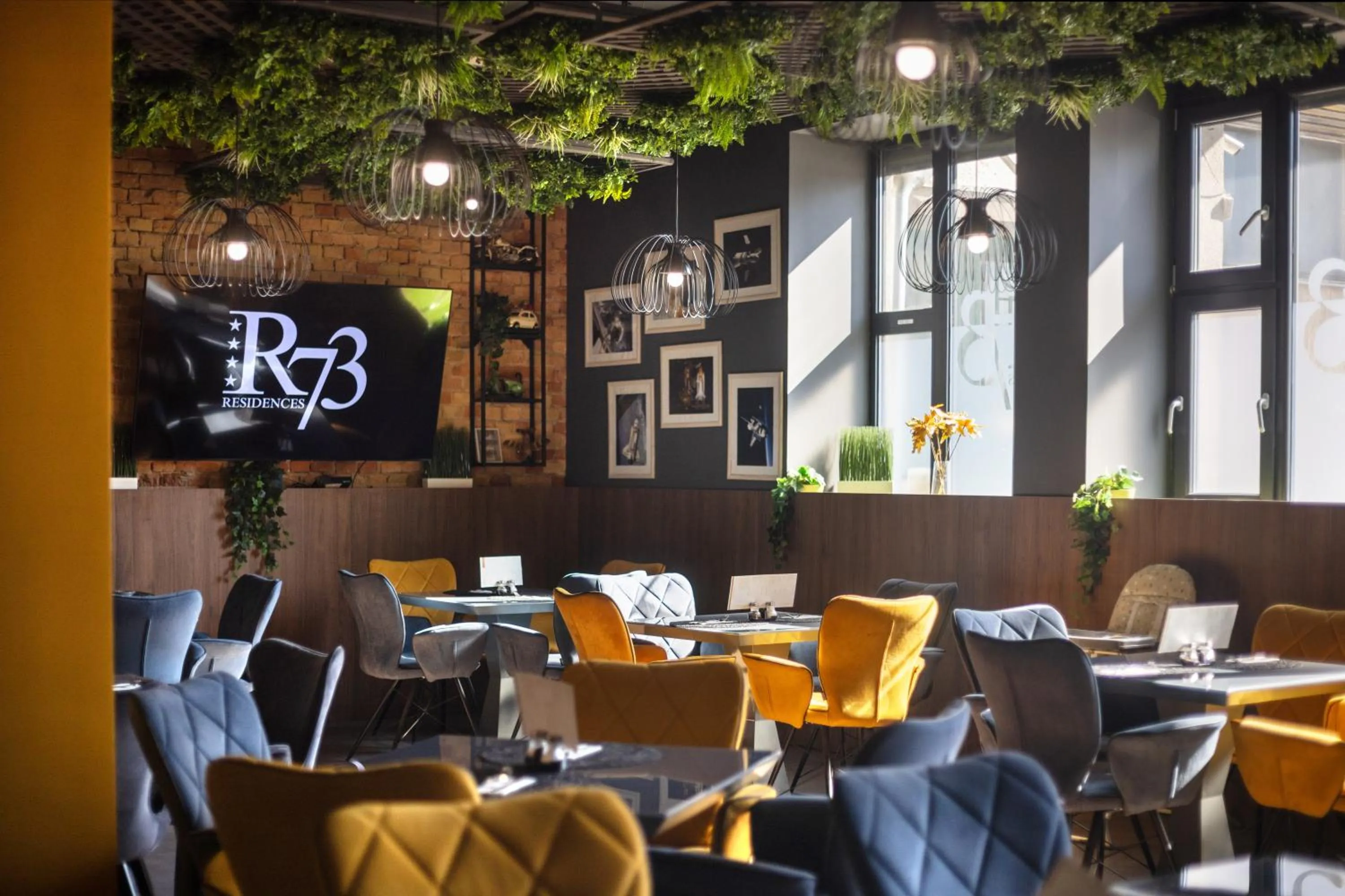 Restaurant/places to eat in R73 Residences