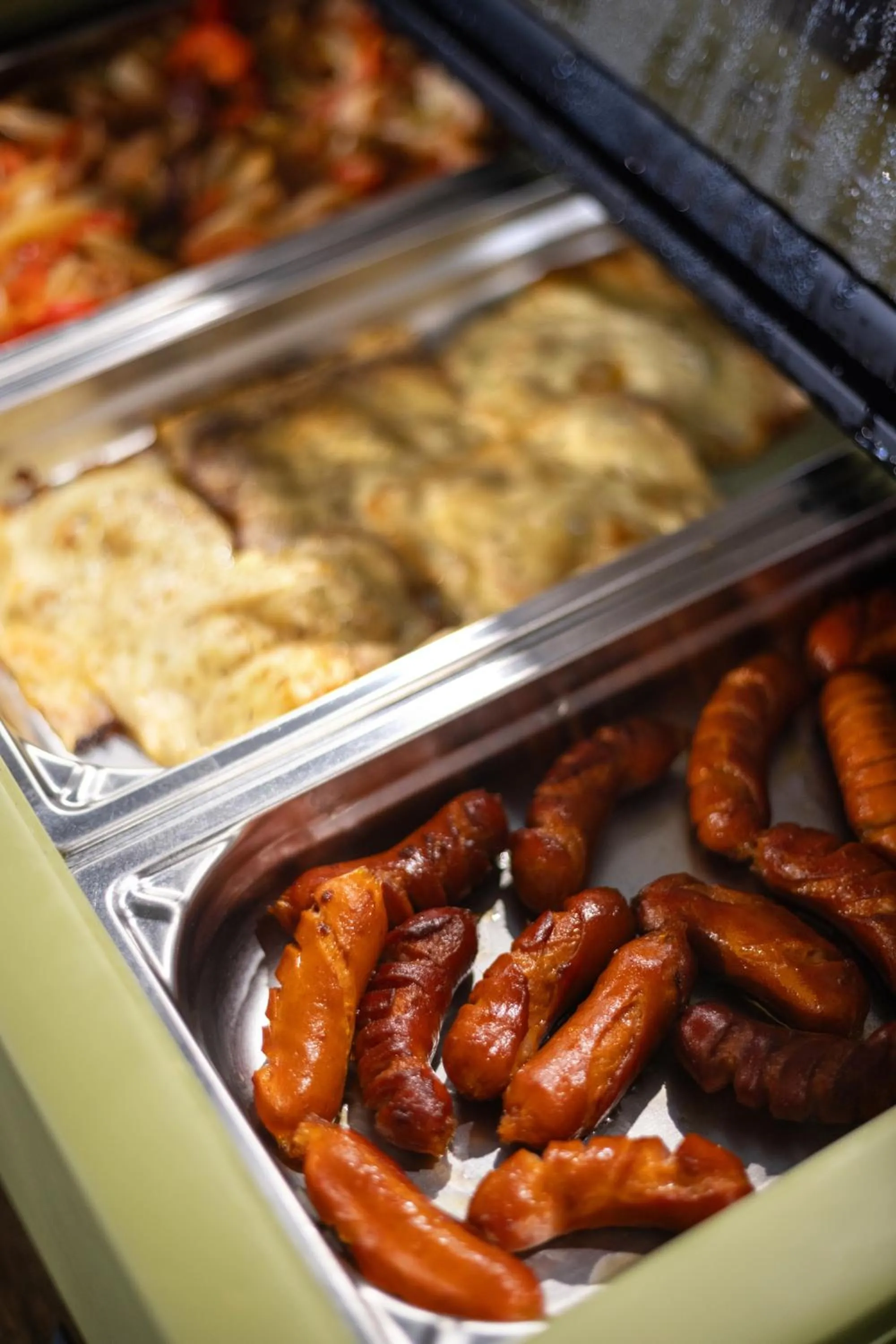 Buffet breakfast in R73 Residences