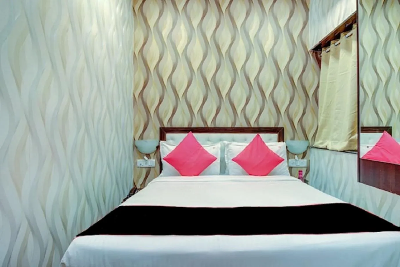 Bed in Hotel De Classico Juhu