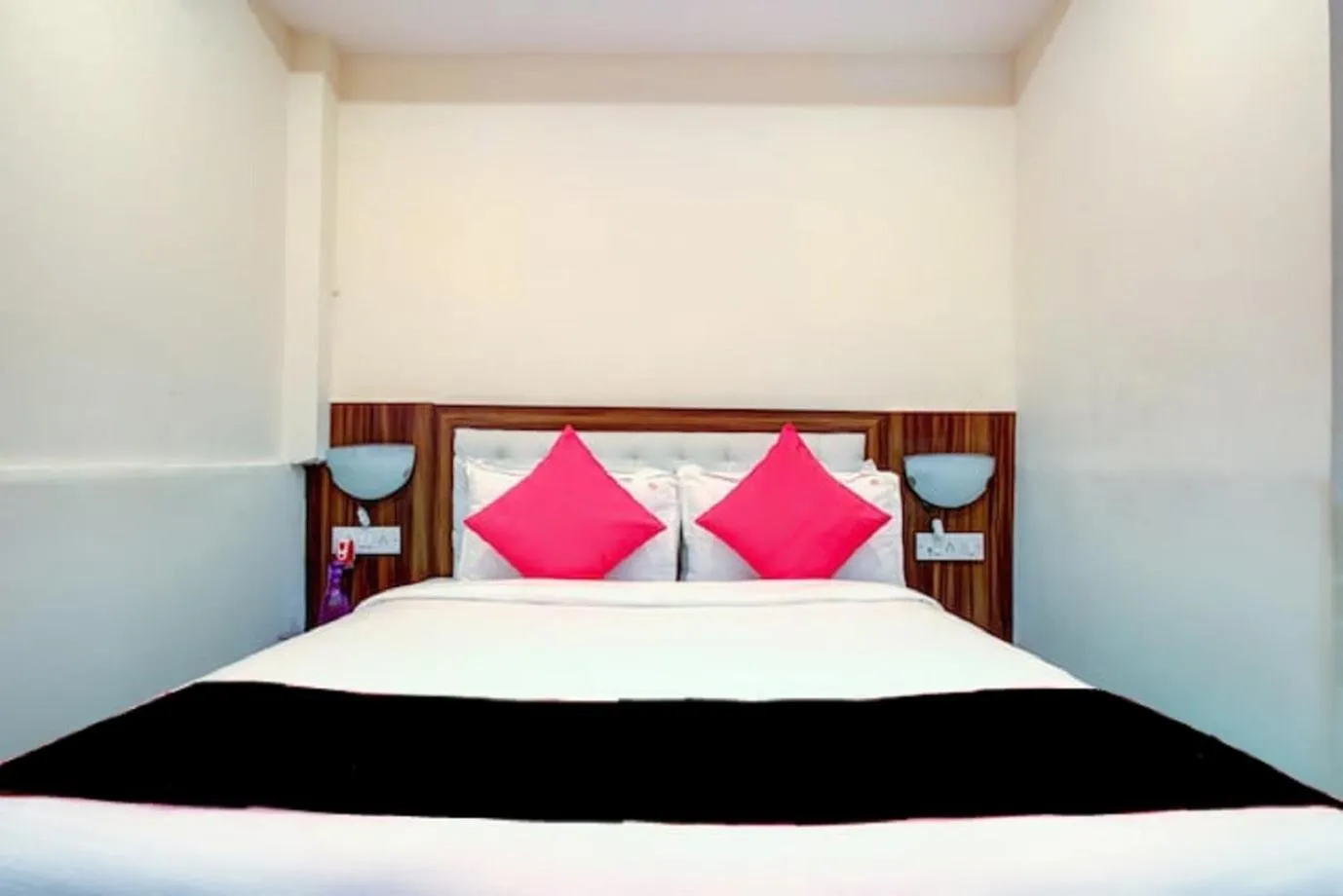 Bed in Hotel De Classico Juhu