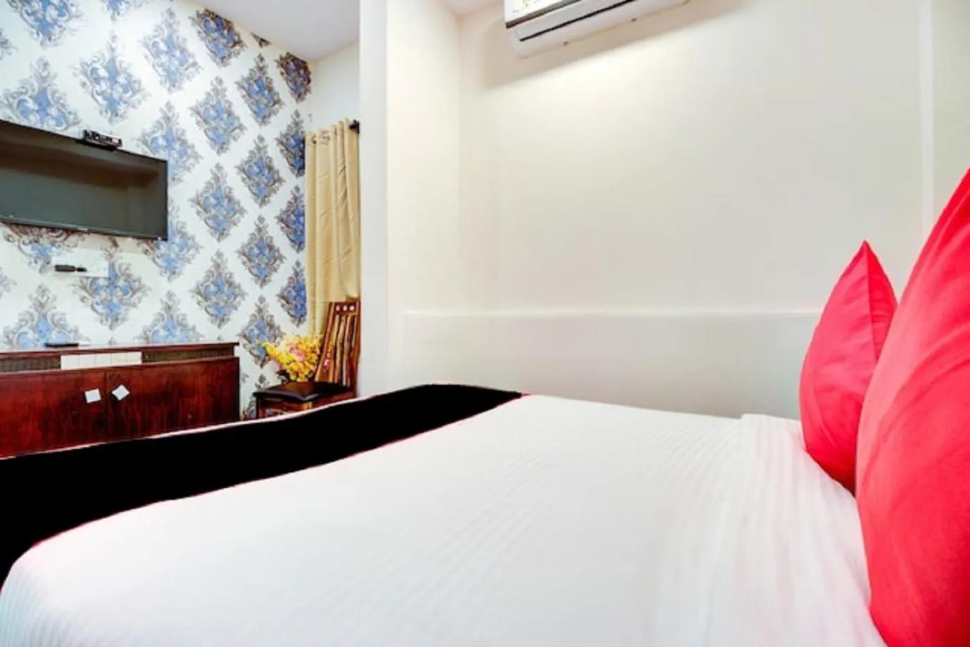 Communal lounge/ TV room, Bed in Hotel De Classico Juhu