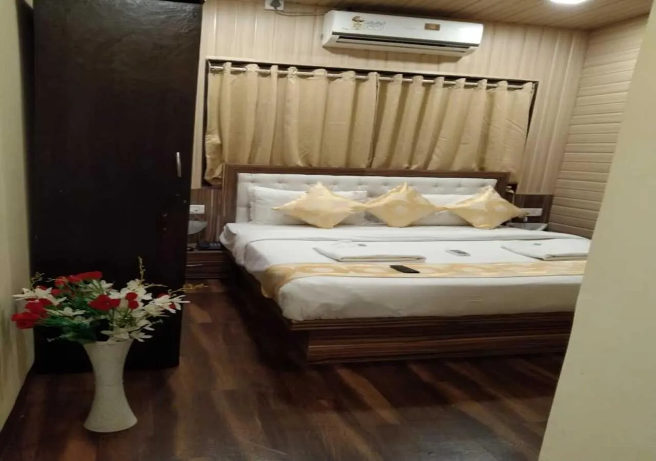 Bed in Hotel De Classico Juhu